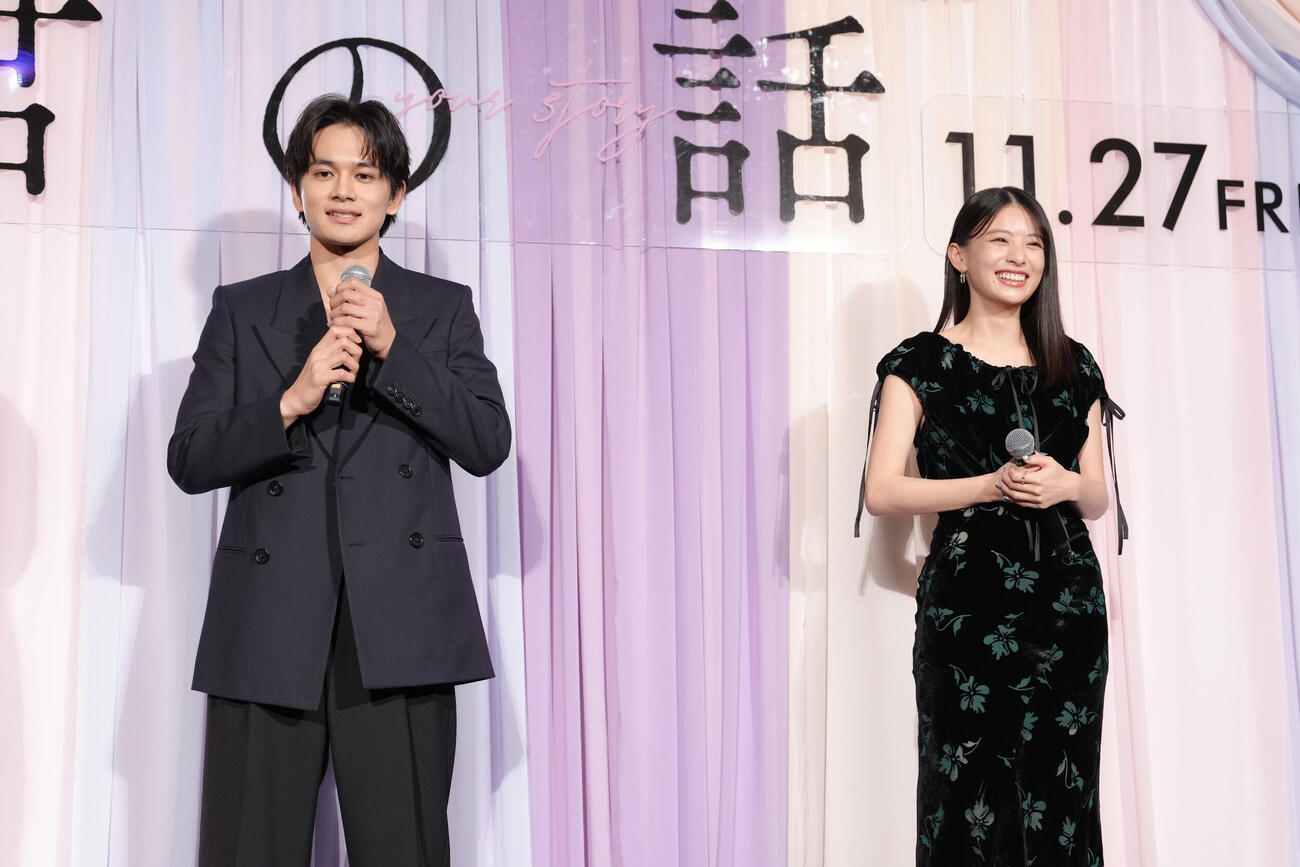 イベントに登場した北村匠海（左）と出口夏希（撮影・足立雅史）