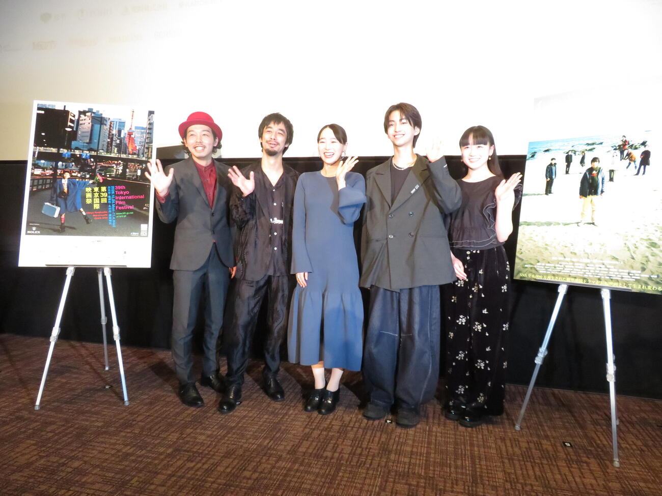 東京国際映画祭Nippon Cinema Now部門に出品された「恋する地球人－劇場特別版－」ワールドプレミア上映に登壇した、左から上田慎一郎監督、カトウシンスケ、清瀬やえこ、涼瀬一颯、安達木乃（撮影・村上幸将）