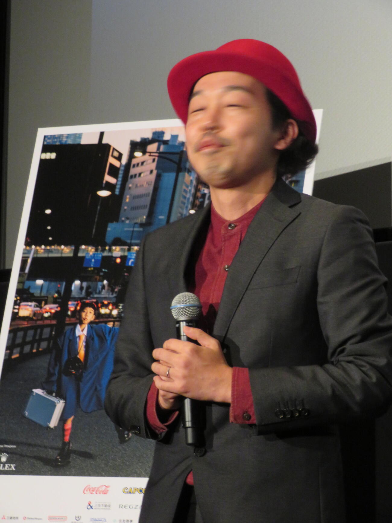 東京国際映画祭Nippon Cinema Now部門に出品された「恋する地球人－劇場特別版－」ワールドプレミア上映に登壇し、涙をこらえて目をつぶる上田慎一郎監督（撮影・村上幸将）