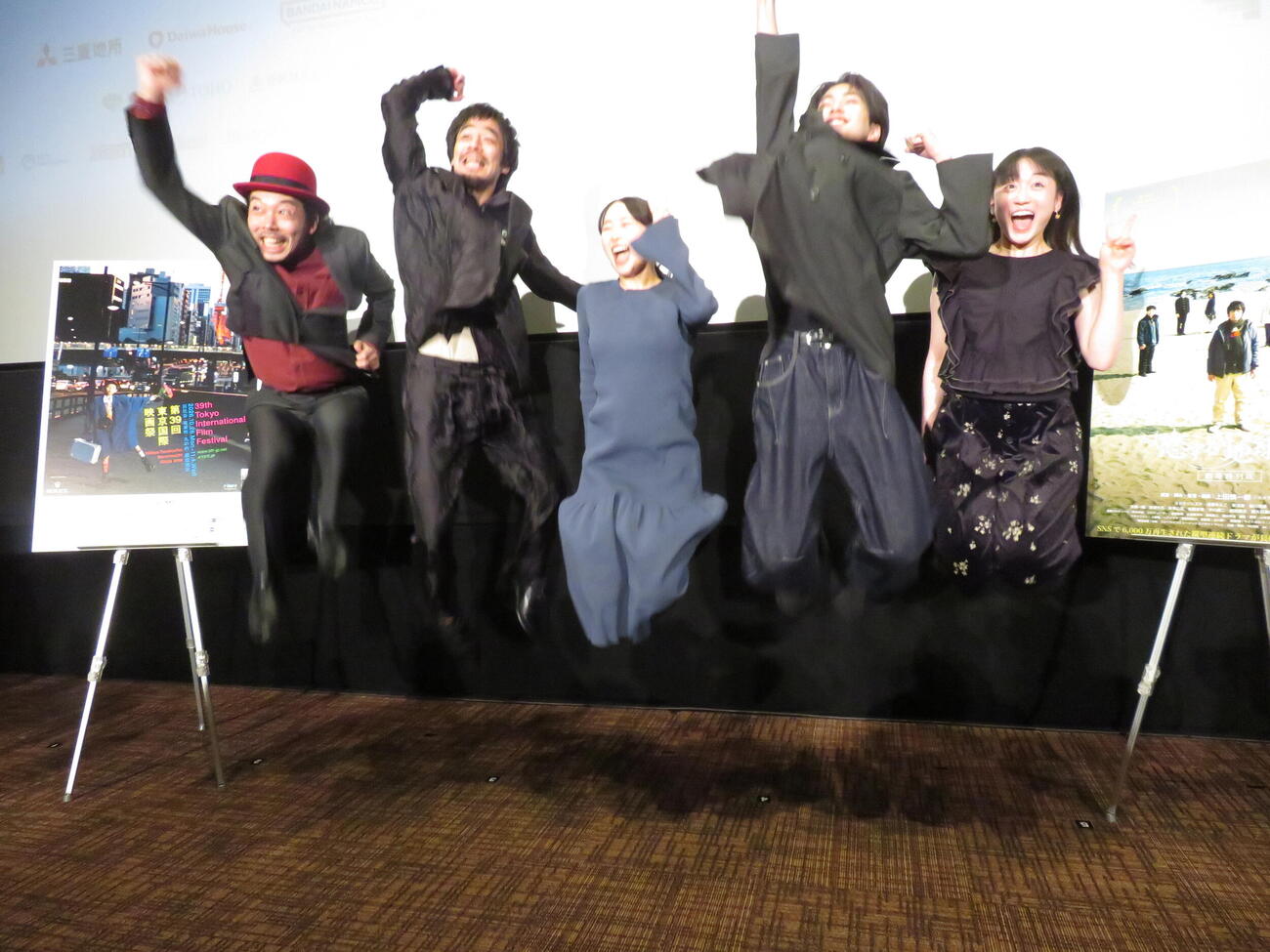 東京国際映画祭Nippon Cinema Now部門に出品された「恋する地球人－劇場特別版－」ワールドプレミア上映に登壇した、左から上田慎一郎監督、カトウシンスケ、清瀬やえこ、涼瀬一颯、安達木乃（撮影・村上幸将）