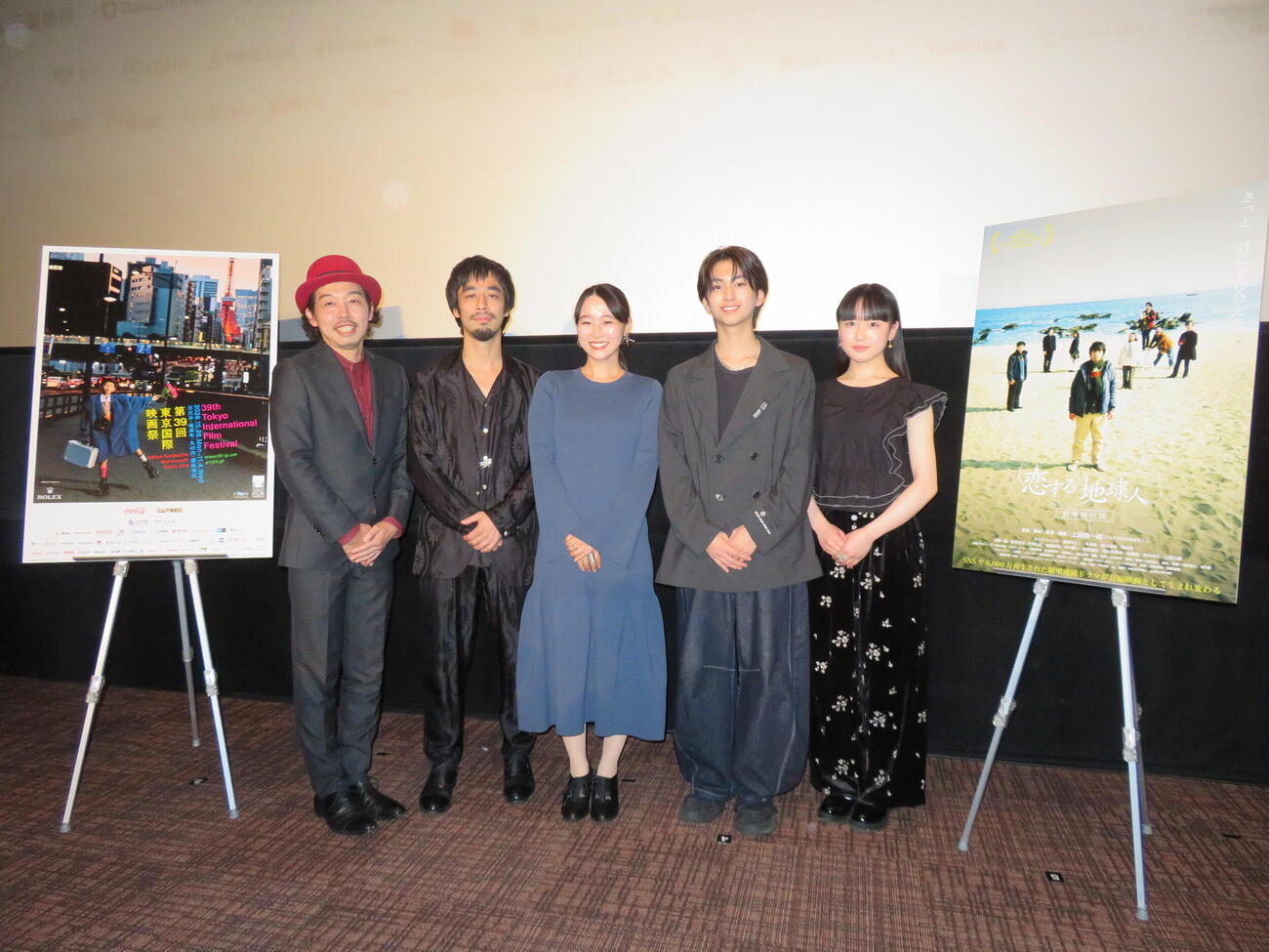 東京国際映画祭Nippon Cinema Now部門に出品された「恋する地球人－劇場特別版－」ワールドプレミア上映に登壇した、左から上田慎一郎監督、カトウシンスケ、清瀬やえこ、涼瀬一颯、安達木乃（撮影・村上幸将）