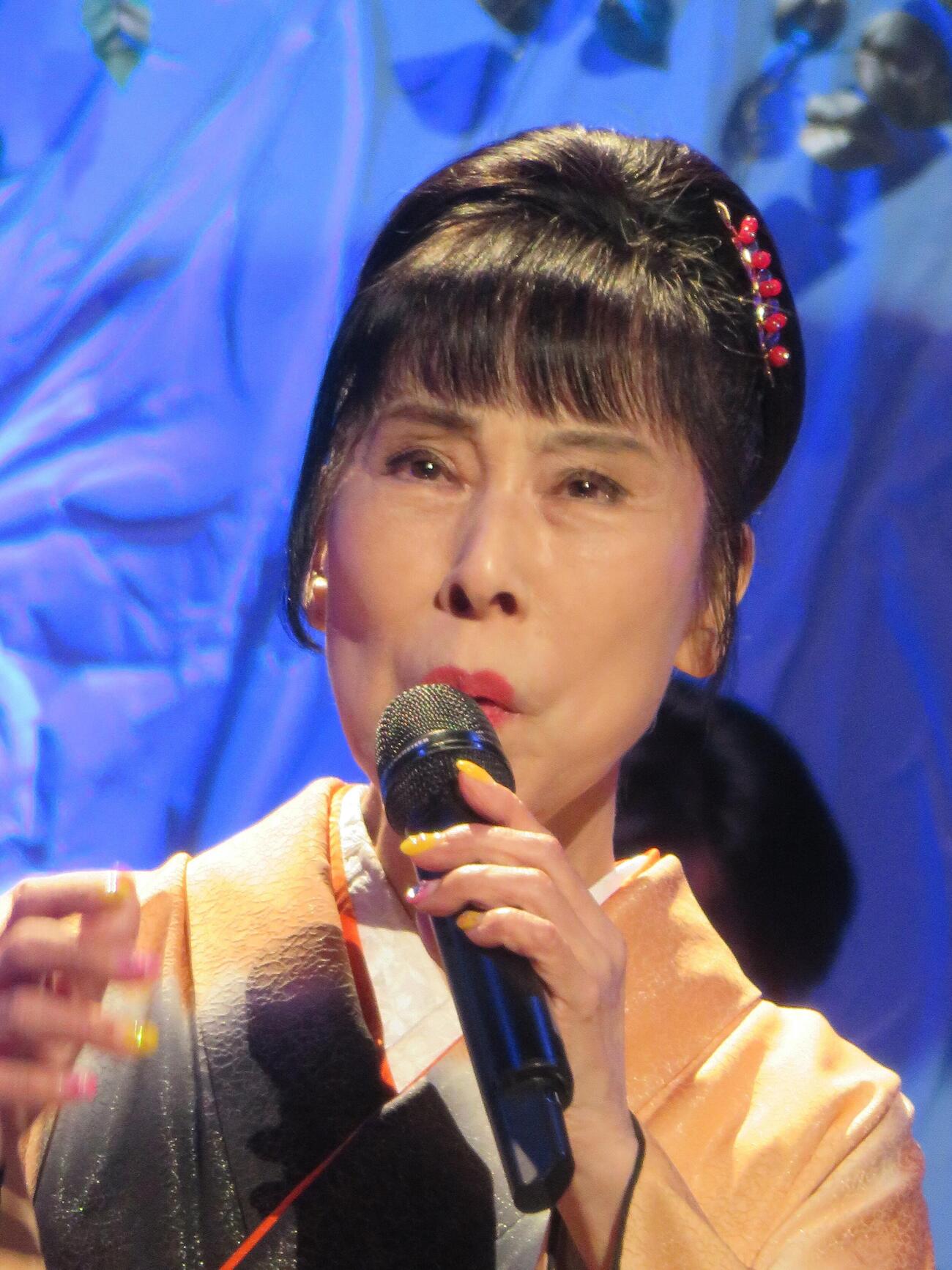 「天草の女」を熱唱した原田悠里（撮影・松本久）