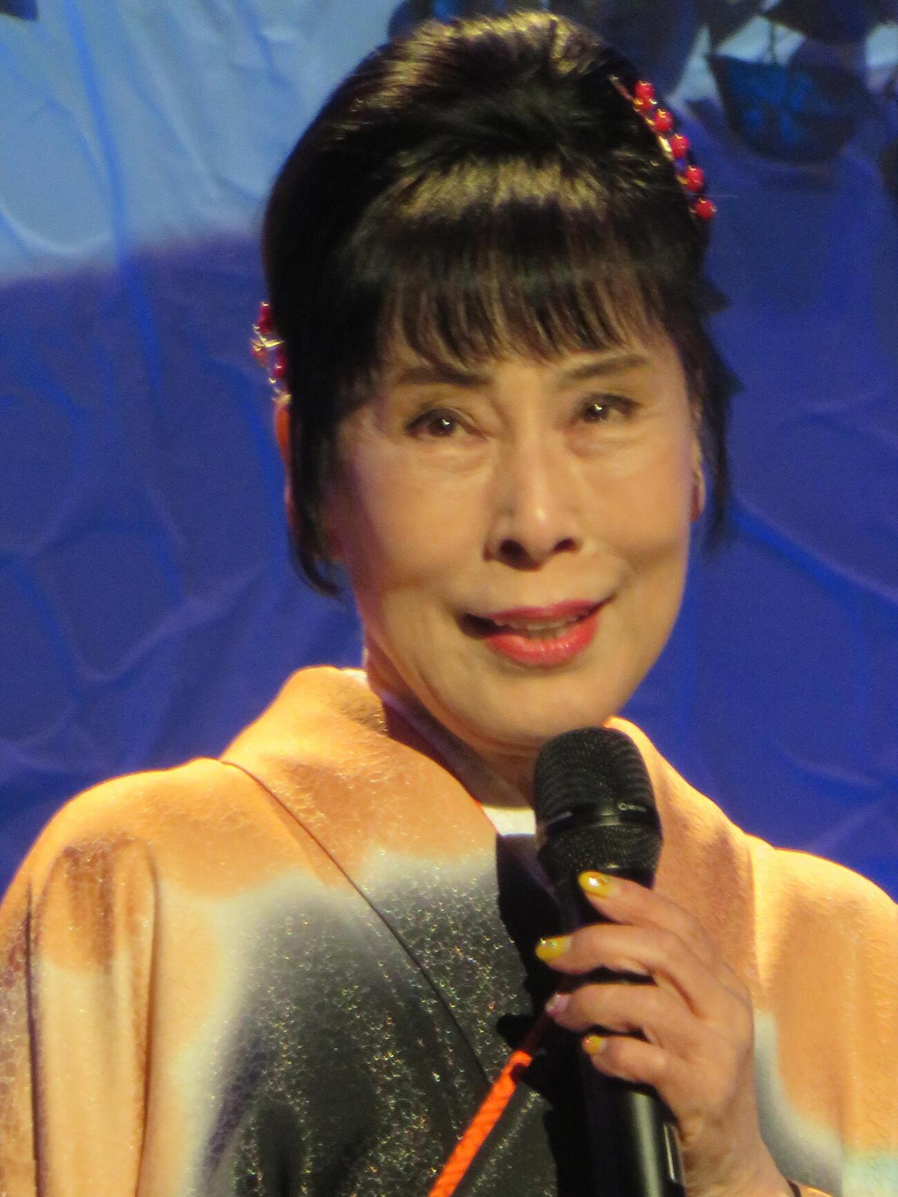 「天草の女」を熱唱した原田悠里（撮影・松本久）