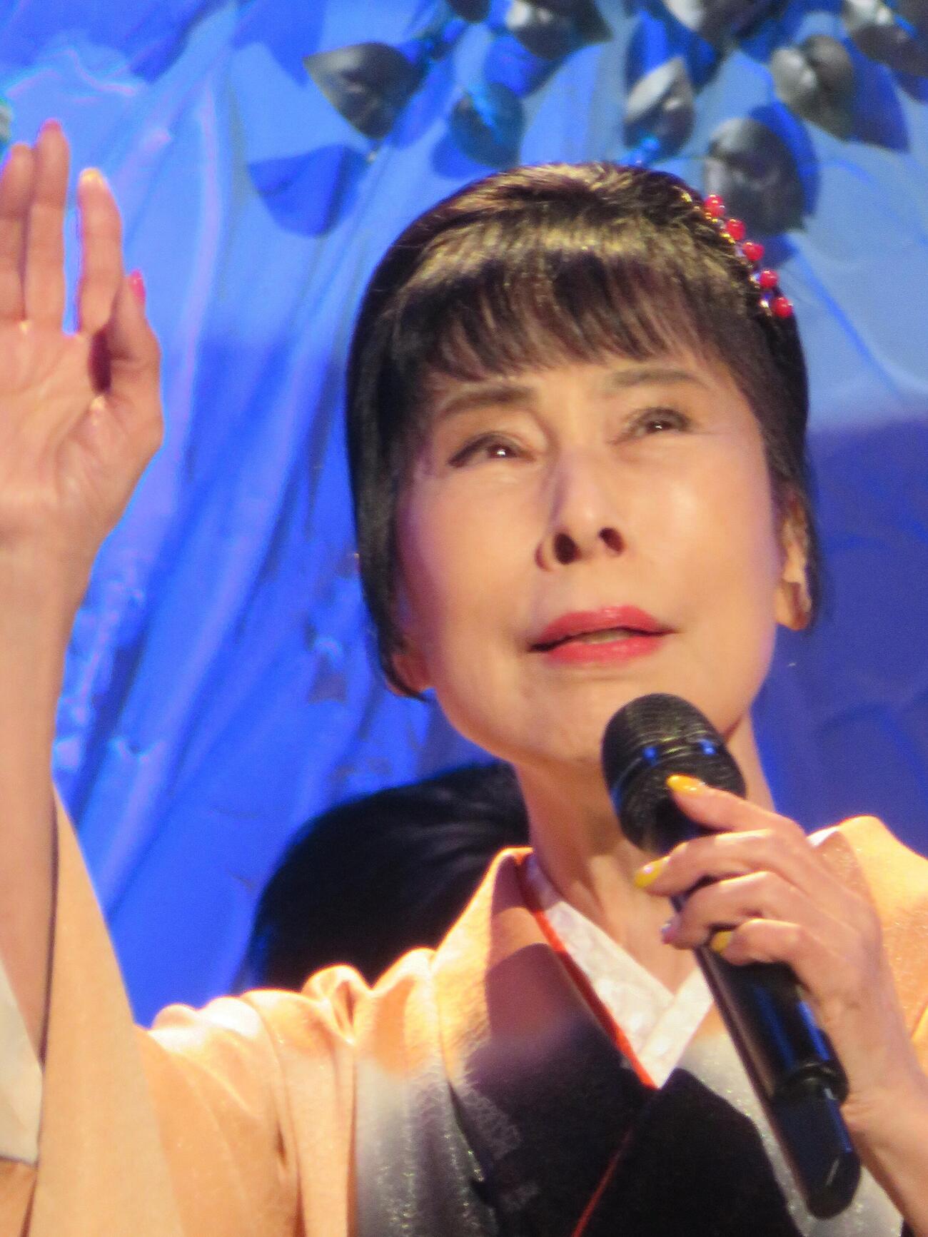「天草の女」を熱唱した原田悠里（撮影・松本久）