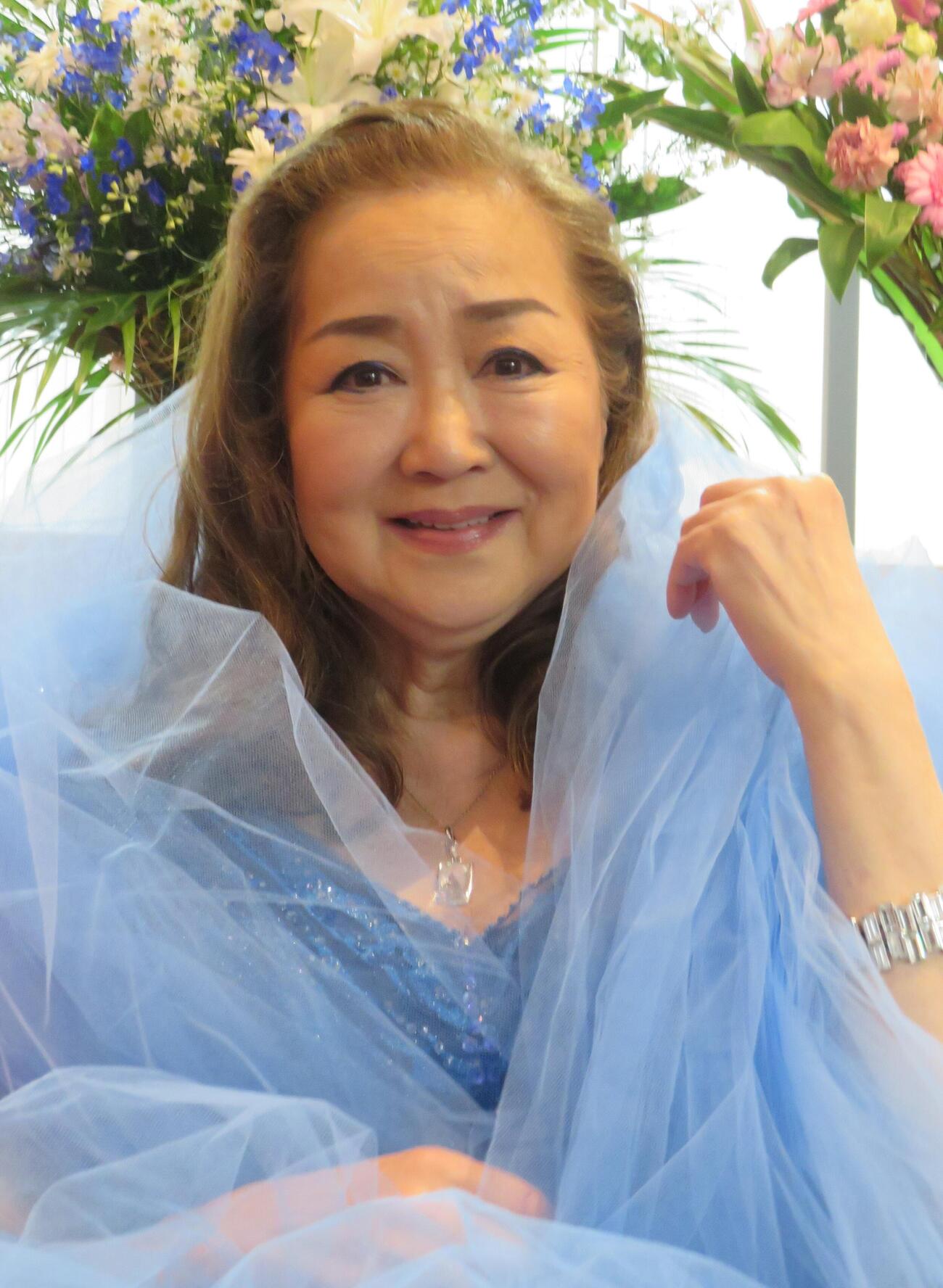 左足の指4本を骨折した、あべ静江（撮影・松本久）
