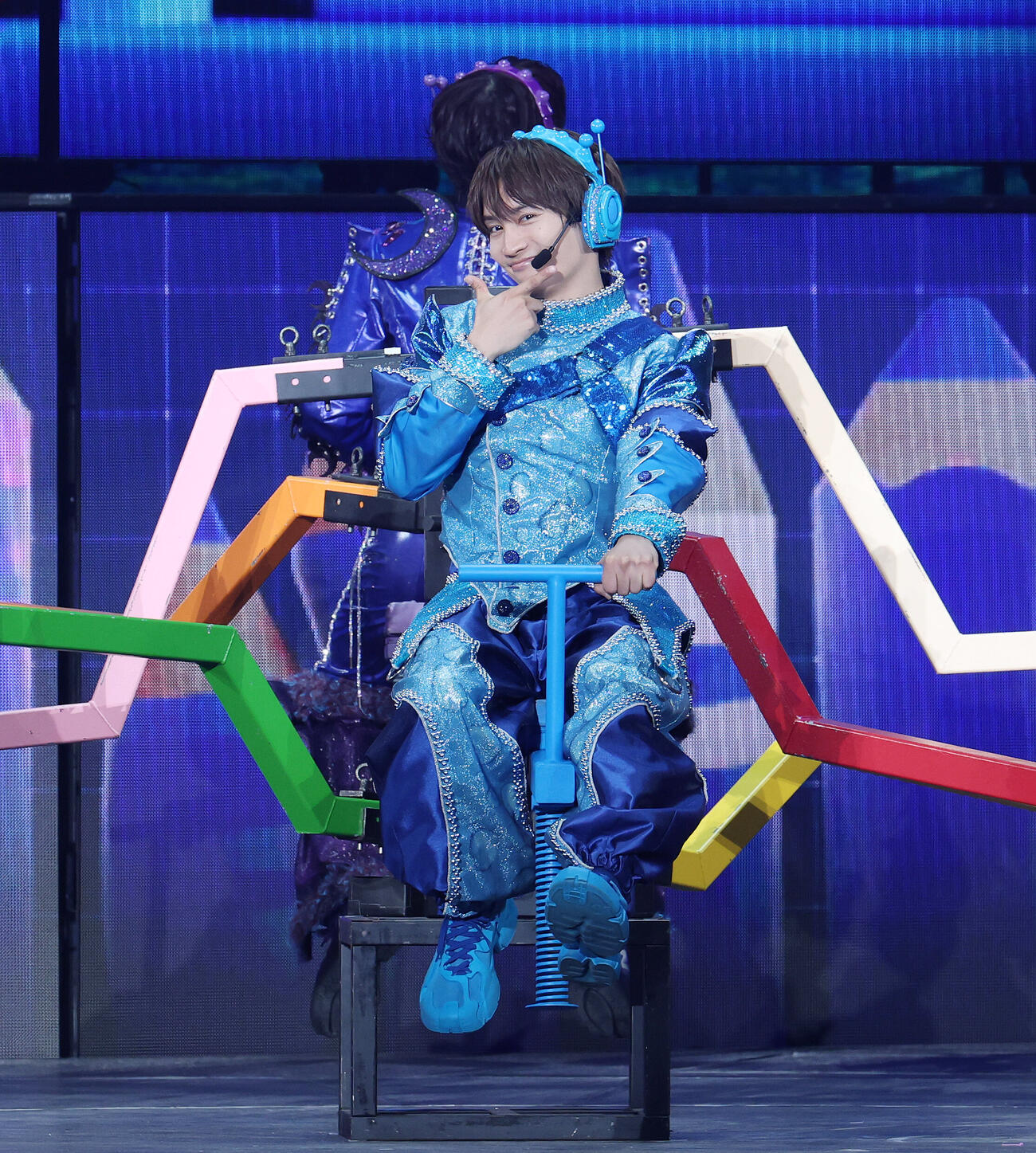 パフォーマンスするなにわ男子の藤原丈一郎（撮影・宮地輝）