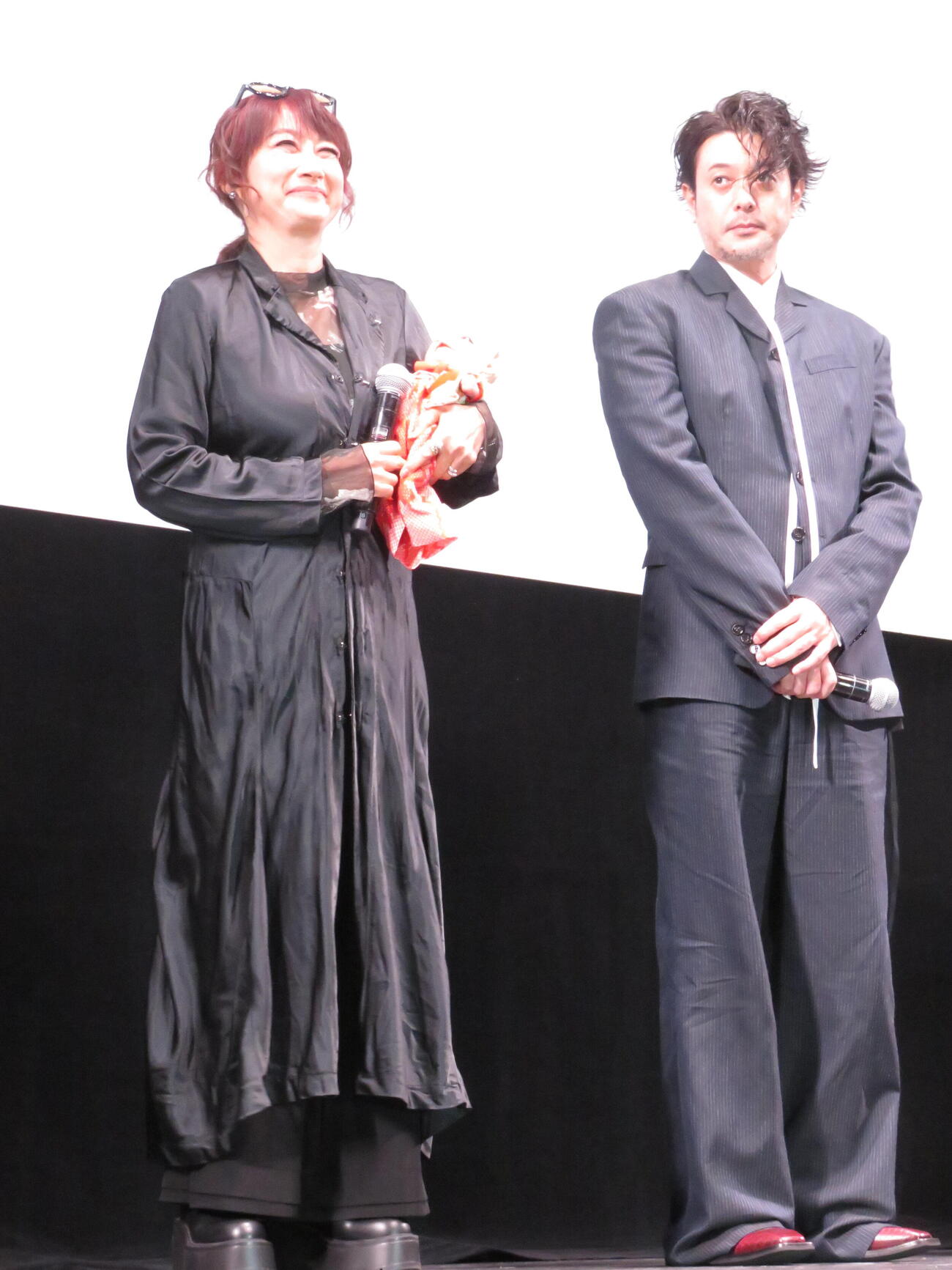 東京国際映画祭コンペティション部門に出品された映画「妖怪、化物をひろう」舞台あいさつに登壇した余貴美子とオダギリジョー（撮影・村上幸将）
