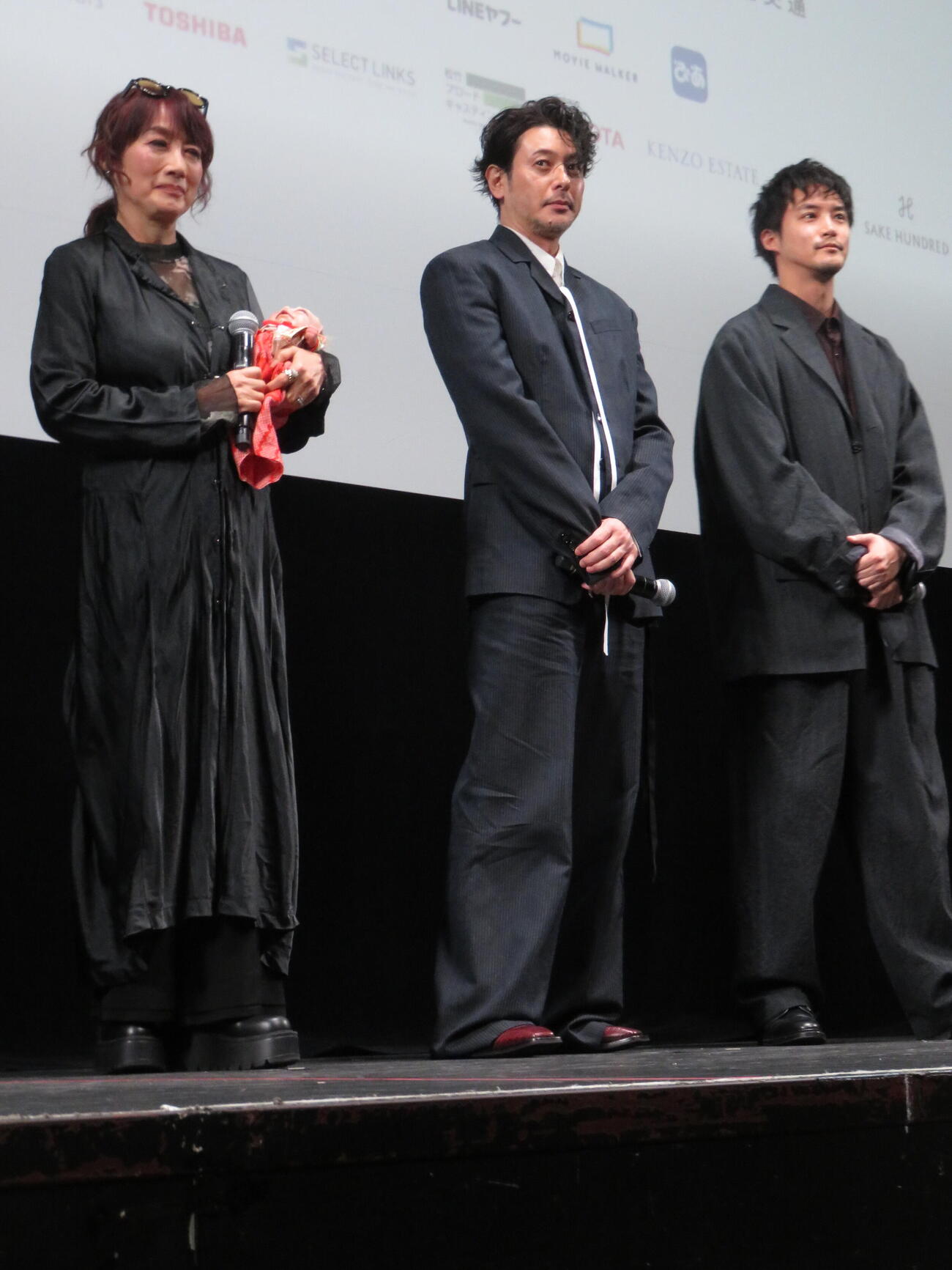 東京国際映画祭コンペティション部門に出品された映画「妖怪、化物をひろう」舞台あいさつに登壇した、左から余貴美子、オダギリジョー、白石隼也（撮影・村上幸将）