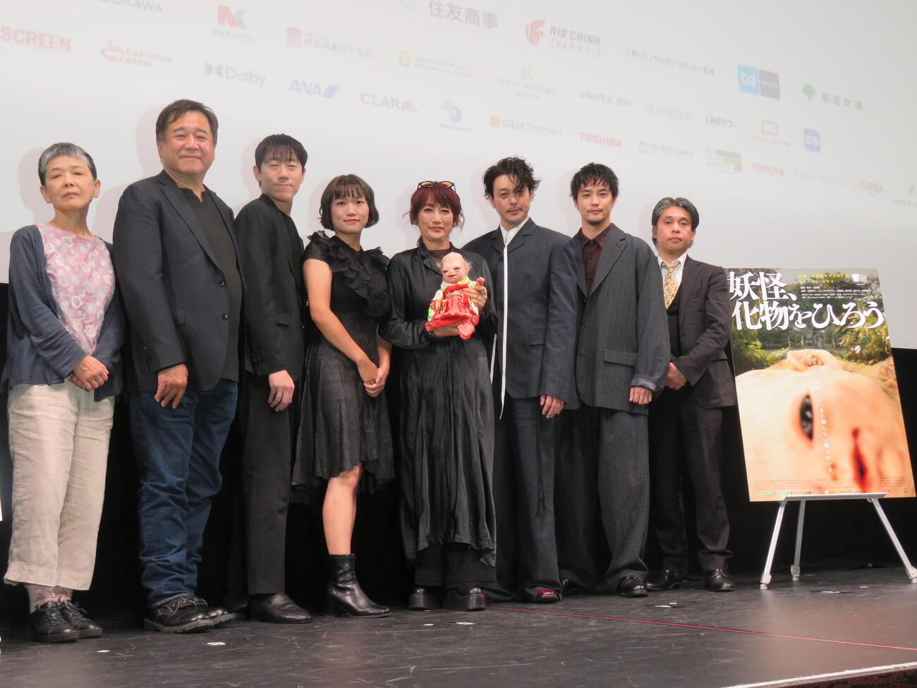 東京国際映画祭コンペティション部門出品作「妖怪、化物をひろう」舞台あいさつに登壇した、左から小坂史子プロデューサー、チュウ・ヨウニン・プロデューサー、ウエン・ユウミン、チェン・シュウテイン、余貴美子、オダギリジョー、白石隼也、池田暁監督（撮影・村上幸将）