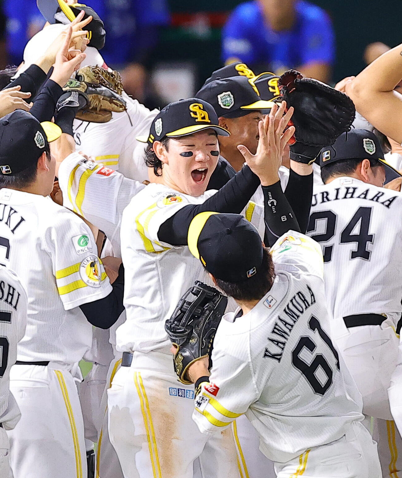 ソフトバンク対DeNA　日本シリーズを制した正木智也（中央）はナインと喜び合う（撮影・上田博志）