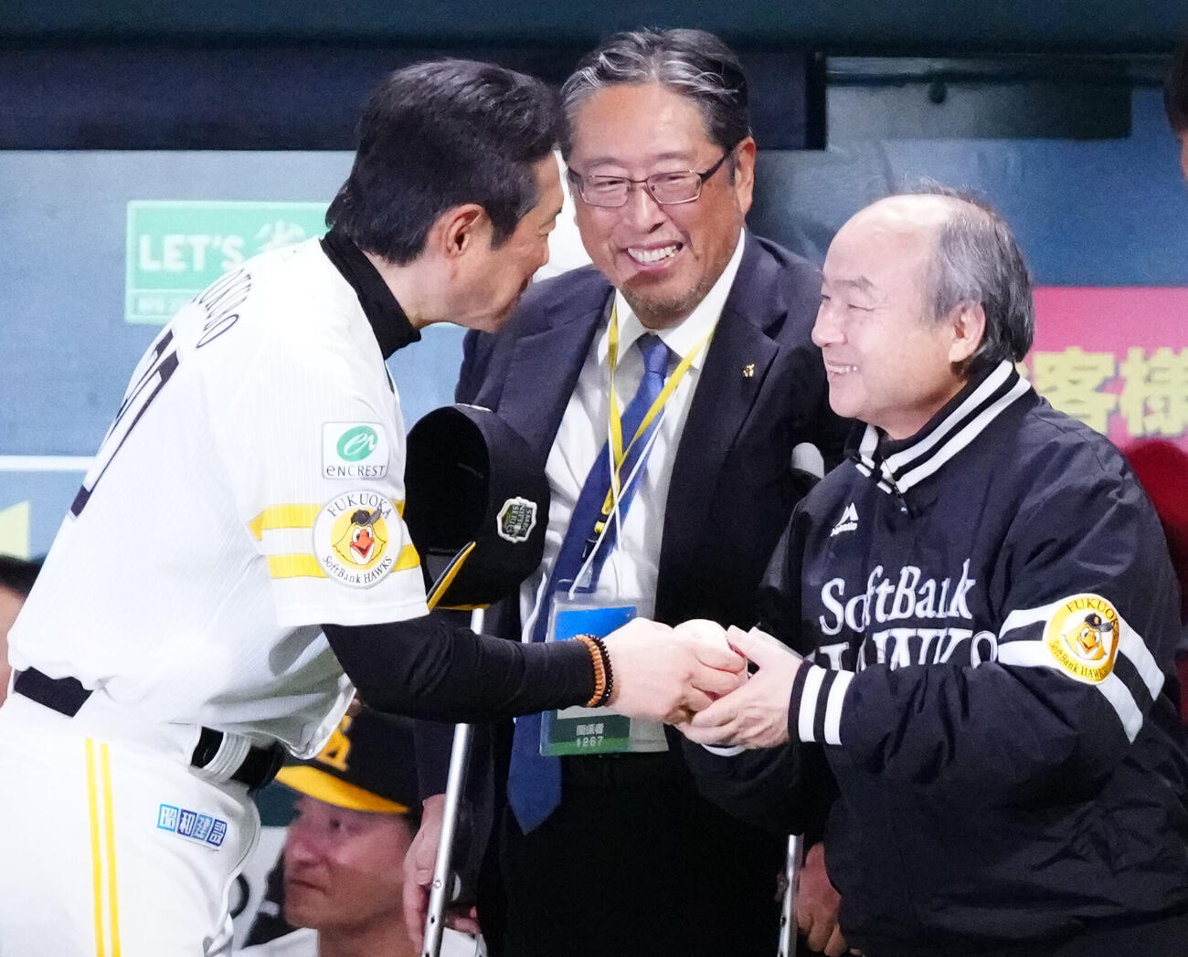 ソフトバンク対DeNA　ソフトバンク小久保裕紀監督（左）から優勝球を受け取る孫正義オーナー（撮影・江口和貴）