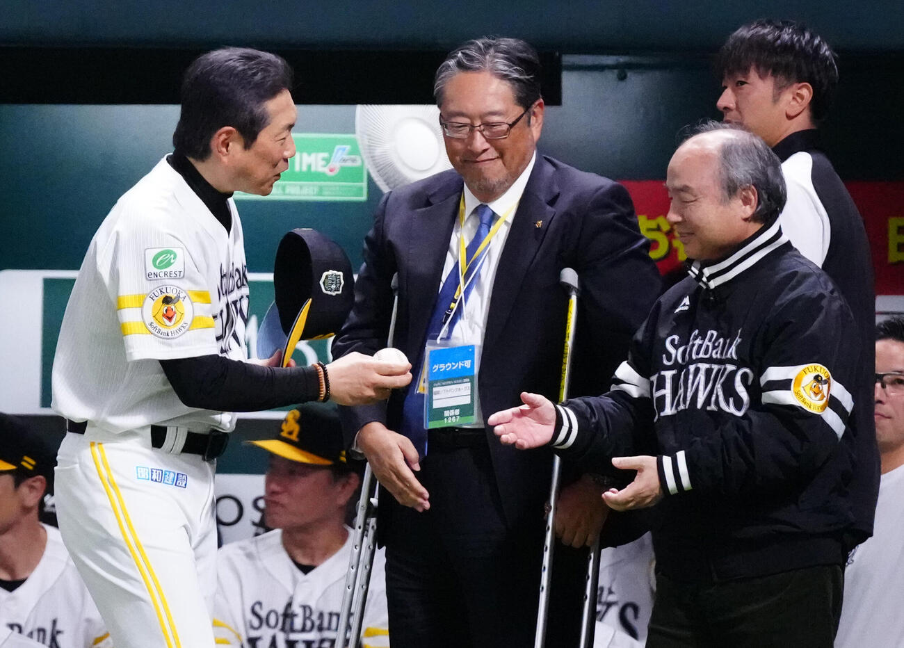ソフトバンク対DeNA　ソフトバンク小久保裕紀監督（左）から優勝球を受け取る孫正義オーナー（撮影・江口和貴）