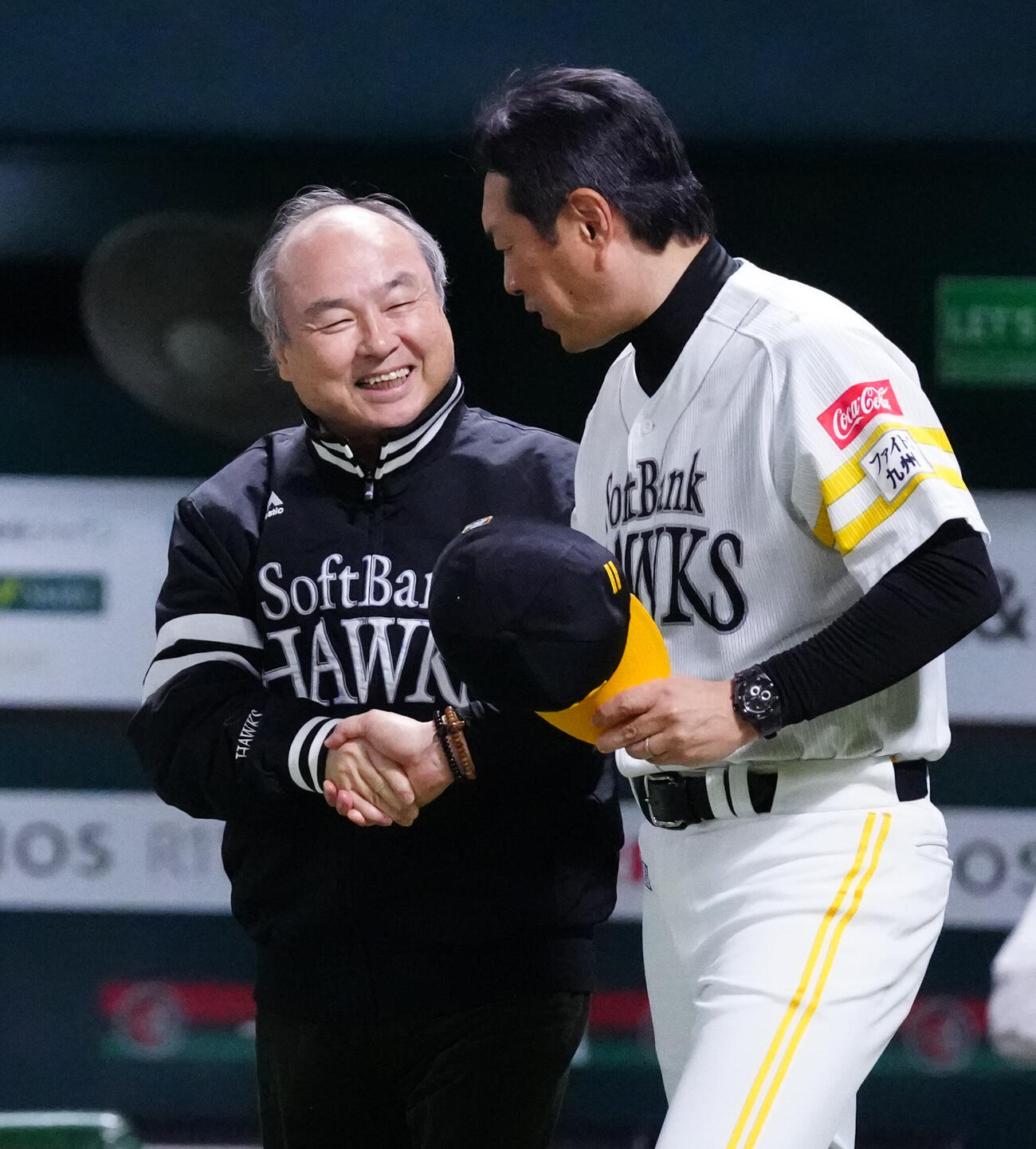 ソフトバンク対DeNA　優勝を決め、握手を交わすソフトバンク孫正義オーナー（左）と小久保裕紀監督（撮影・江口和貴）