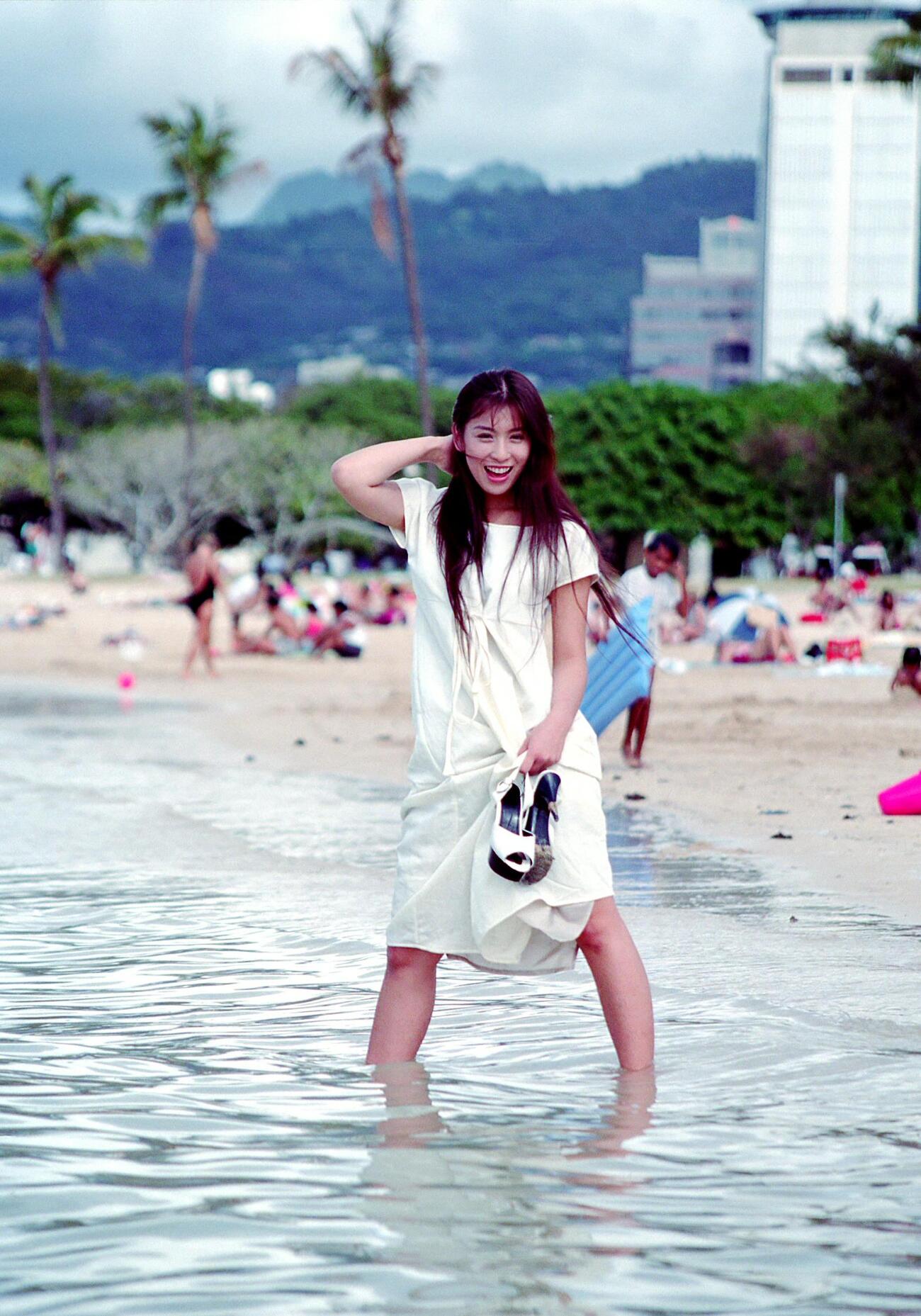 雛形あきこ写真館　正月ハワイの芸能人　波と戯れ、ポーズをとる雛形あきこ（17歳）　「20歳までに結婚したい」とビックリ発言（1996年1月4日）　ネガ番号文化B3608－5－2