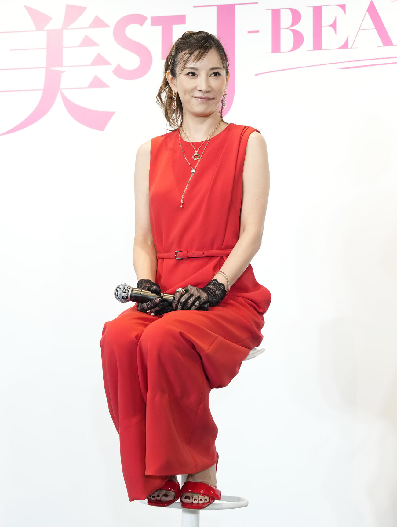 「美ST J－BEAUTY AWARD」授賞式に登壇する加藤あい（撮影・小島史椰）