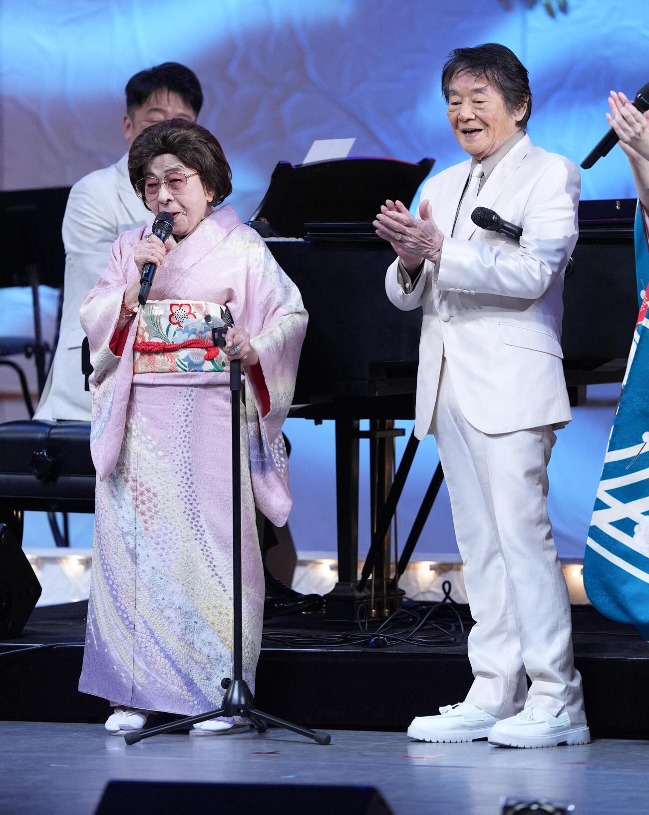 日本歌手協会「第53回歌謡祭」で「東京のバスガール」を披露するコロムビア　ローズ。右は田辺靖雄会長（撮影・小沢裕）