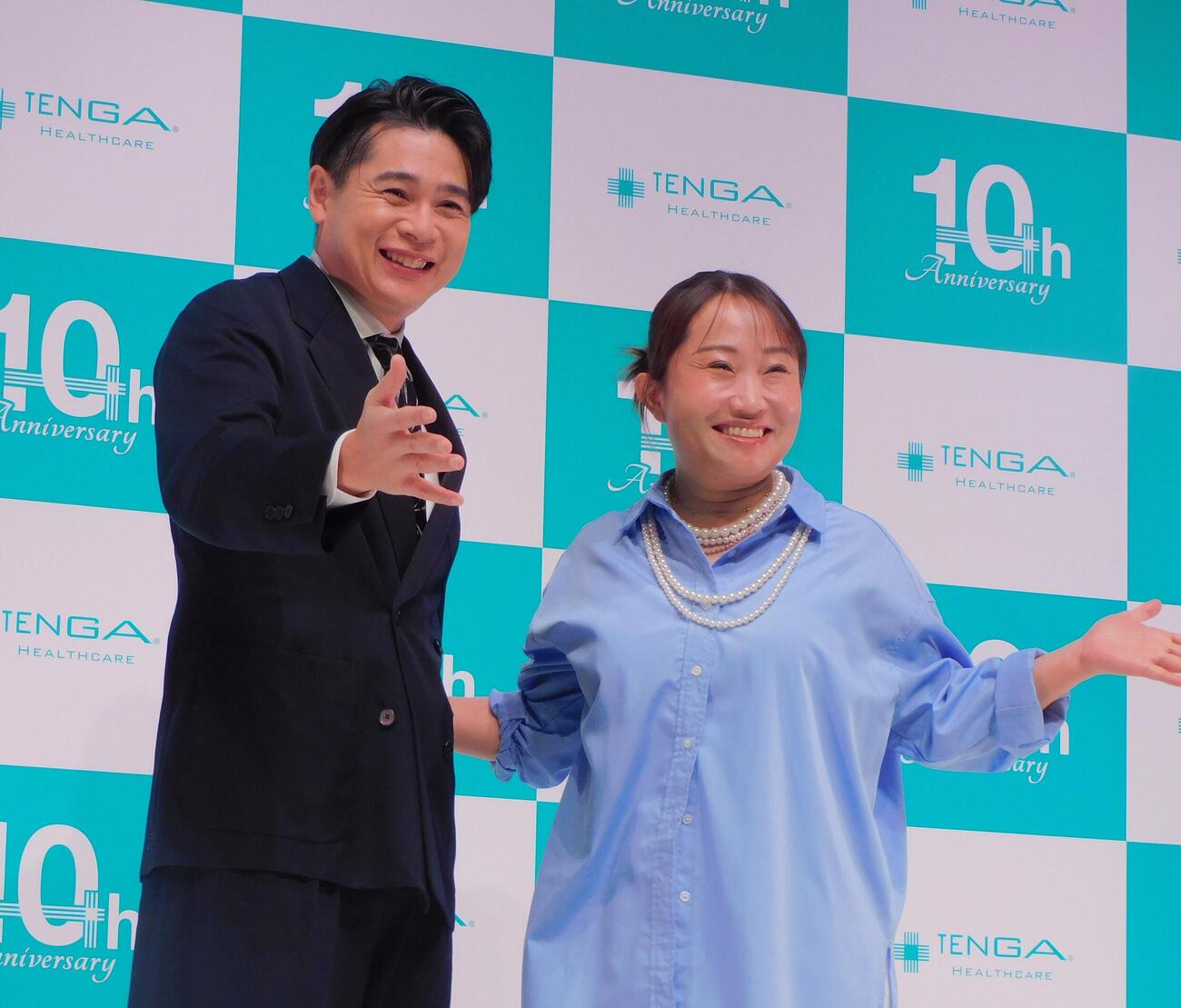 会見に登壇した吉村崇（左）とキンタロー。