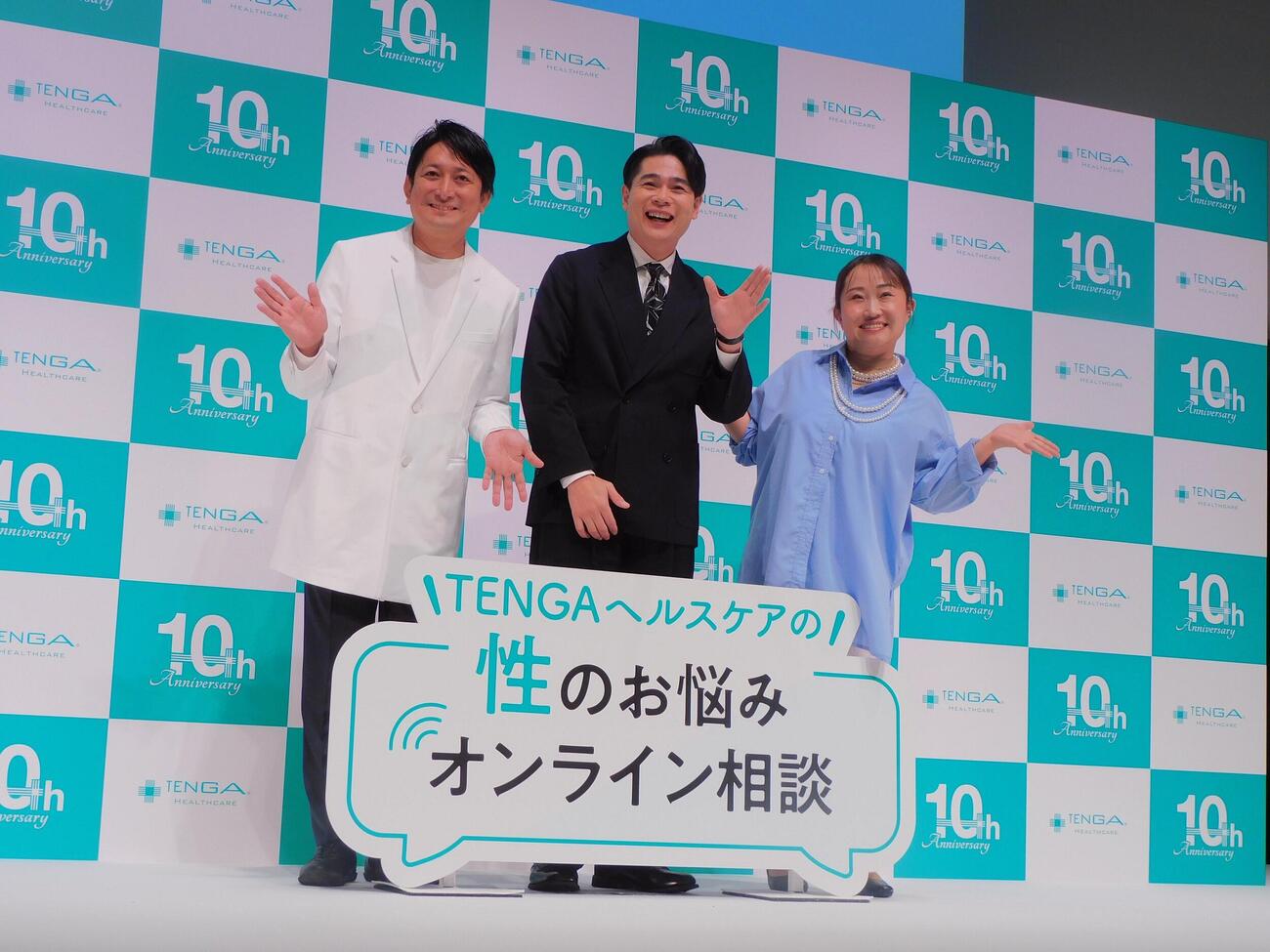 会見に登壇した吉村崇（中央）とキンタロー。（右）