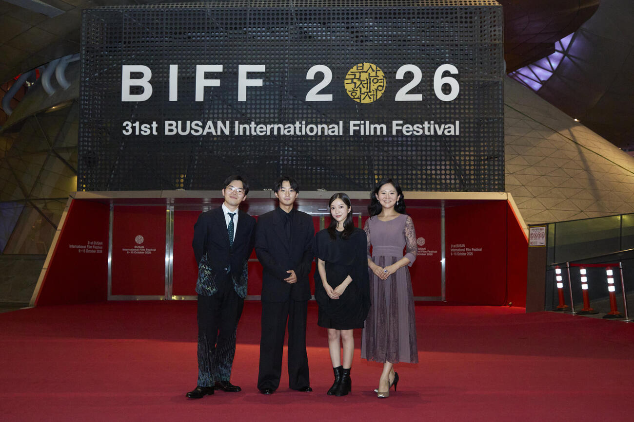 釜山国際映画祭ワールドプレミア上映に出席した出演者たち（C）2026『火の玉を見た』製作委員会