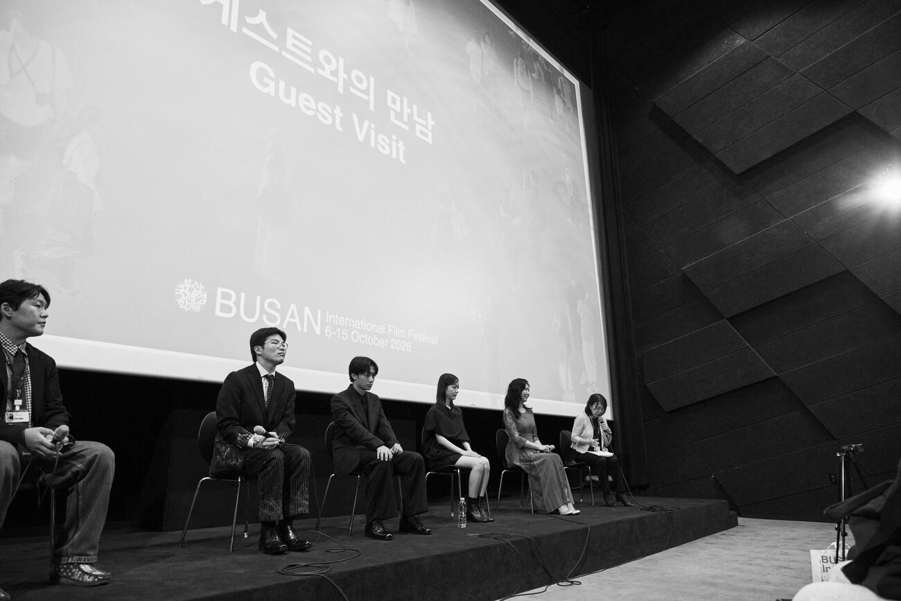 釜山国際映画祭ワールドプレミア上映に出席した出演者たち（C）2026『火の玉を見た』製作委員会