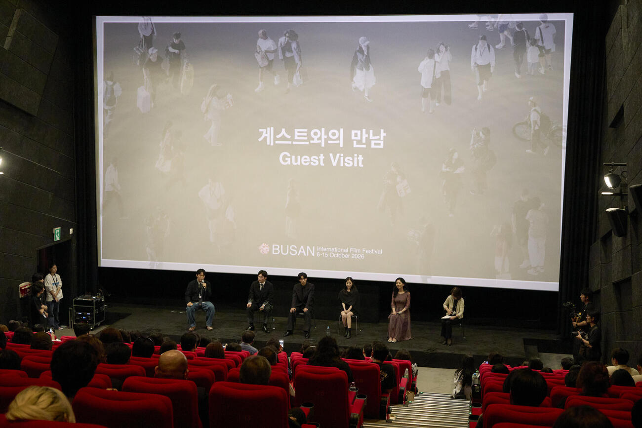 釜山国際映画祭ワールドプレミア上映に出席した出演者たち（C）2026『火の玉を見た』製作委員会