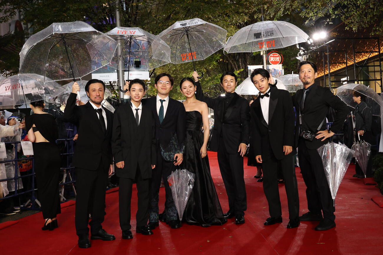 東京国際映画祭レッドカーペットに登場した出演者たち（C）2026『火の玉を見た』製作委員会