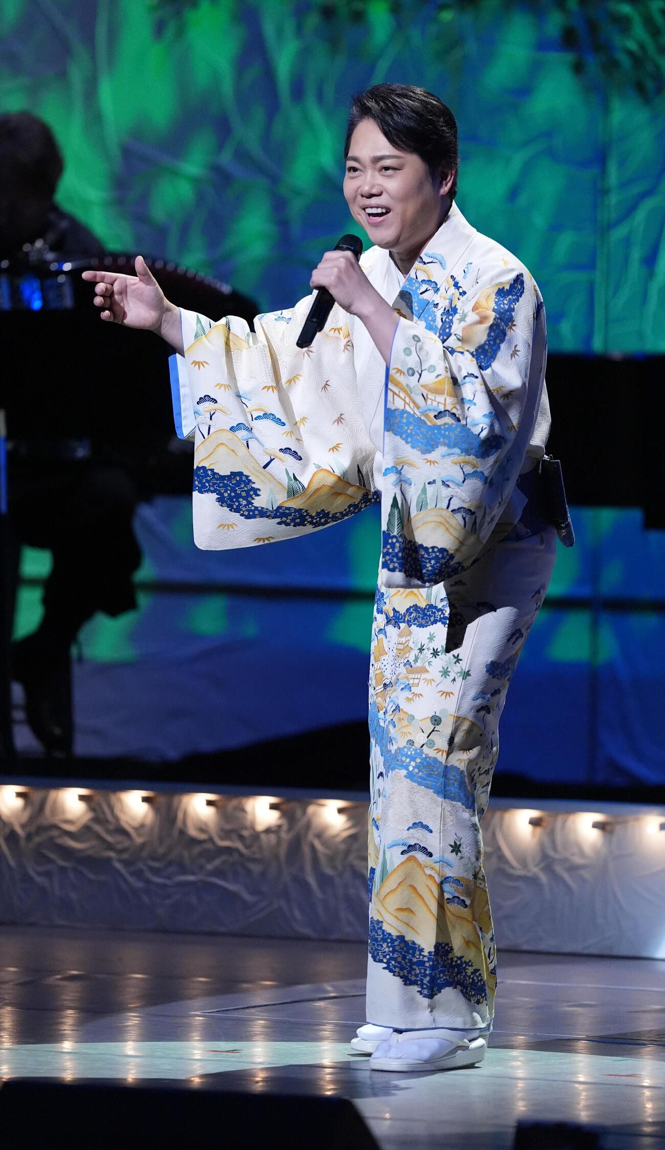 日本歌手協会「第53回歌謡祭」〜芸能の聖地・浅草の地から〜、で令和8年度の日本歌手協会最優秀歌唱賞受賞曲「鳴門海流」を熱唱する三山ひろし（撮影・小沢裕）