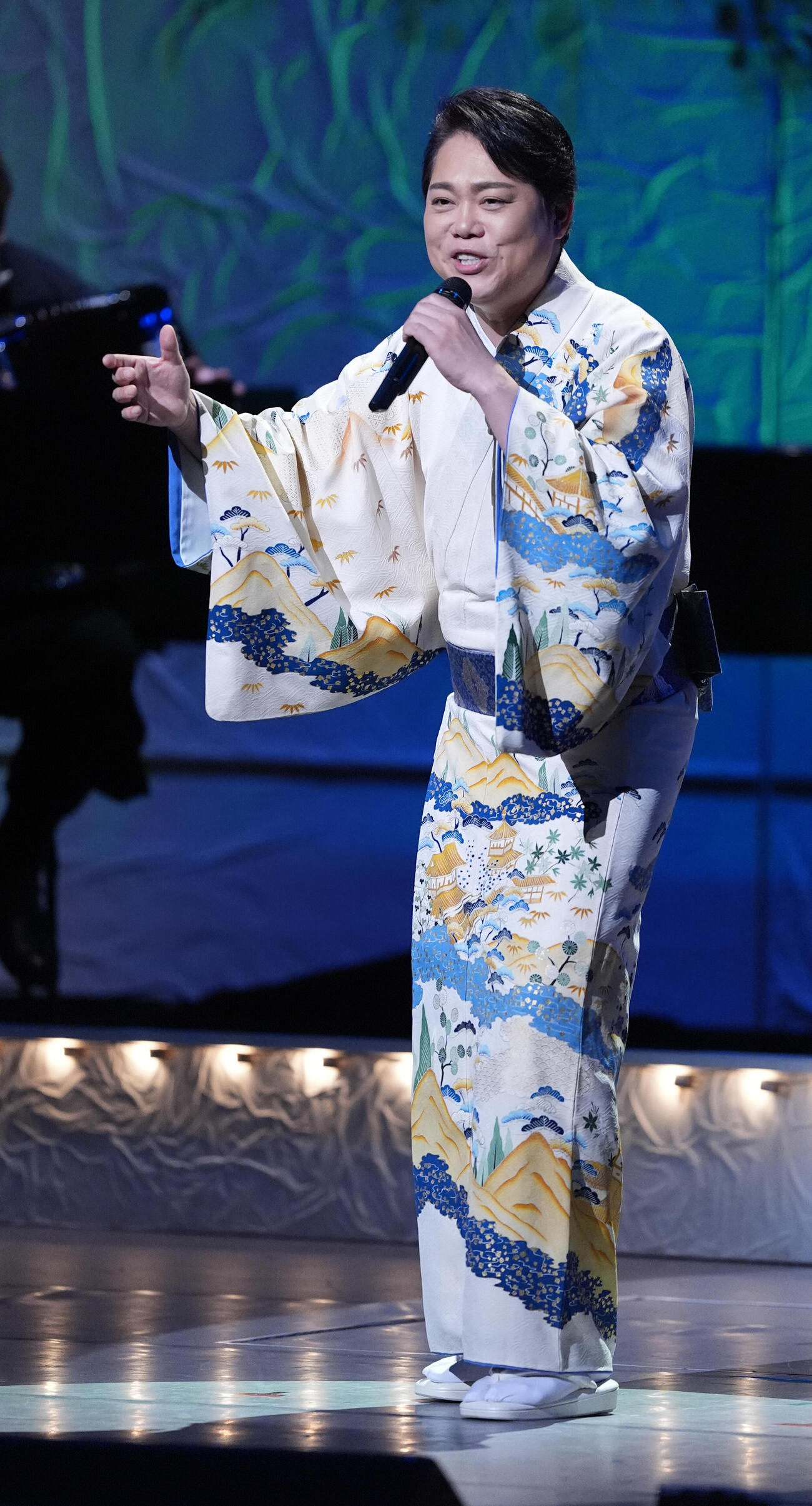 日本歌手協会「第53回歌謡祭」〜芸能の聖地・浅草の地から〜、で令和8年度の日本歌手協会最優秀歌唱賞受賞曲「鳴門海流」を熱唱する三山ひろし（撮影・小沢裕）