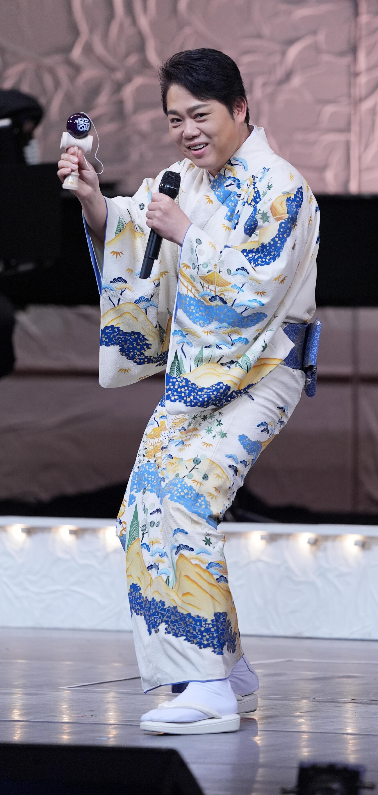 日本歌手協会「第53回歌謡祭」〜芸能の聖地・浅草の地から〜、でけん玉を披露する三山ひろし（撮影・小沢裕）