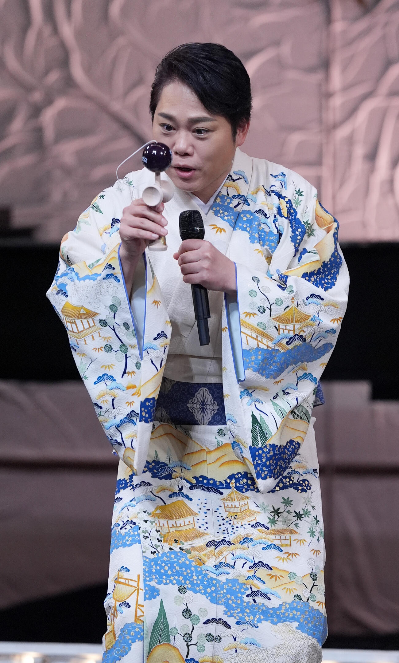 日本歌手協会「第53回歌謡祭」〜芸能の聖地・浅草の地から〜、でけん玉を披露する三山ひろし（撮影・小沢裕）