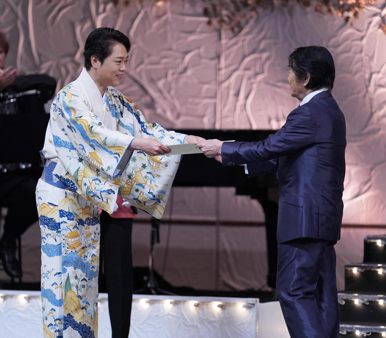 日本歌手協会「第53回歌謡祭」〜芸能の聖地・浅草の地から〜、で令和8年度の日本歌手協会最優秀歌唱賞を受賞し田辺靖雄会長（右）から表彰状を受け取る三山ひろし（撮影・小沢裕）
