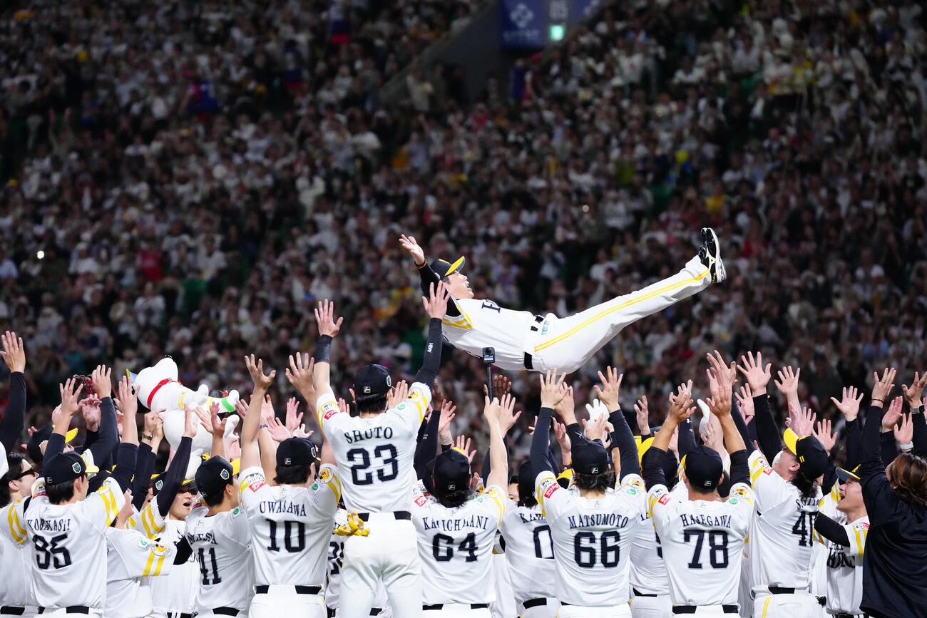 2026年10月28日、ソフトバンク対DeNA　優勝を決め、胴上げされるソフトバンク小久保裕紀監督