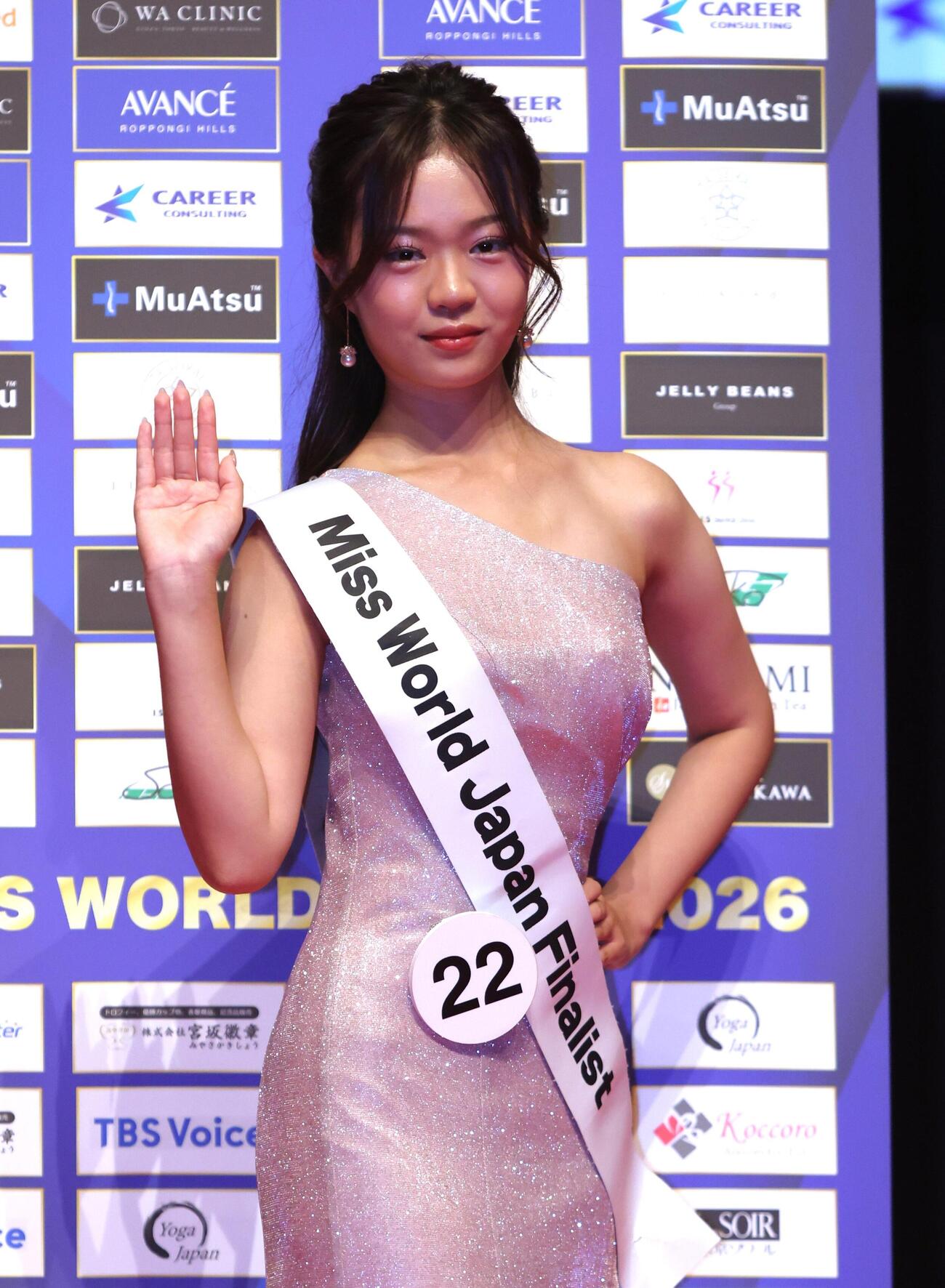 ミス・ワールド・ジャパン2026「ファイナリスト発表会見」でポーズをとる遠藤紗奈（撮影・黒川智章）