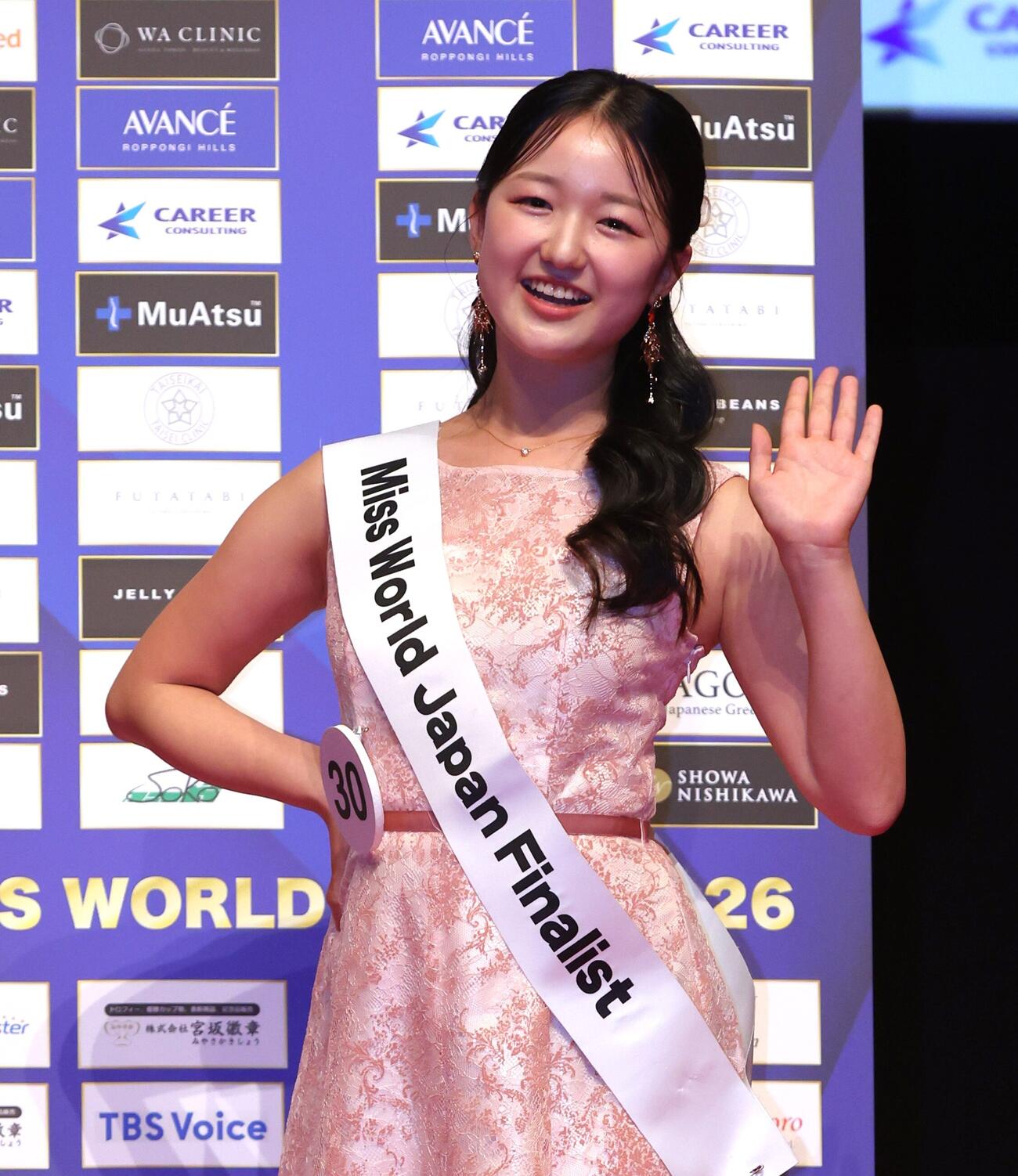 ミス・ワールド・ジャパン2026「ファイナリスト発表会見」でポーズをとる長谷愛里彩（撮影・黒川智章）