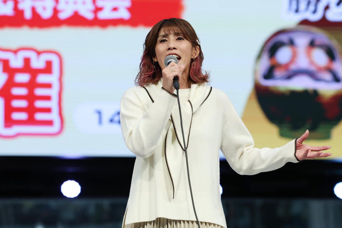 デビューシングル発売記念イベントで歌声を披露する吉田沙保里（撮影・宮地輝）