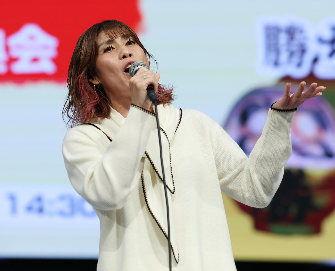 デビューシングル発売記念イベントで歌声を披露する吉田沙保里（撮影・宮地輝）