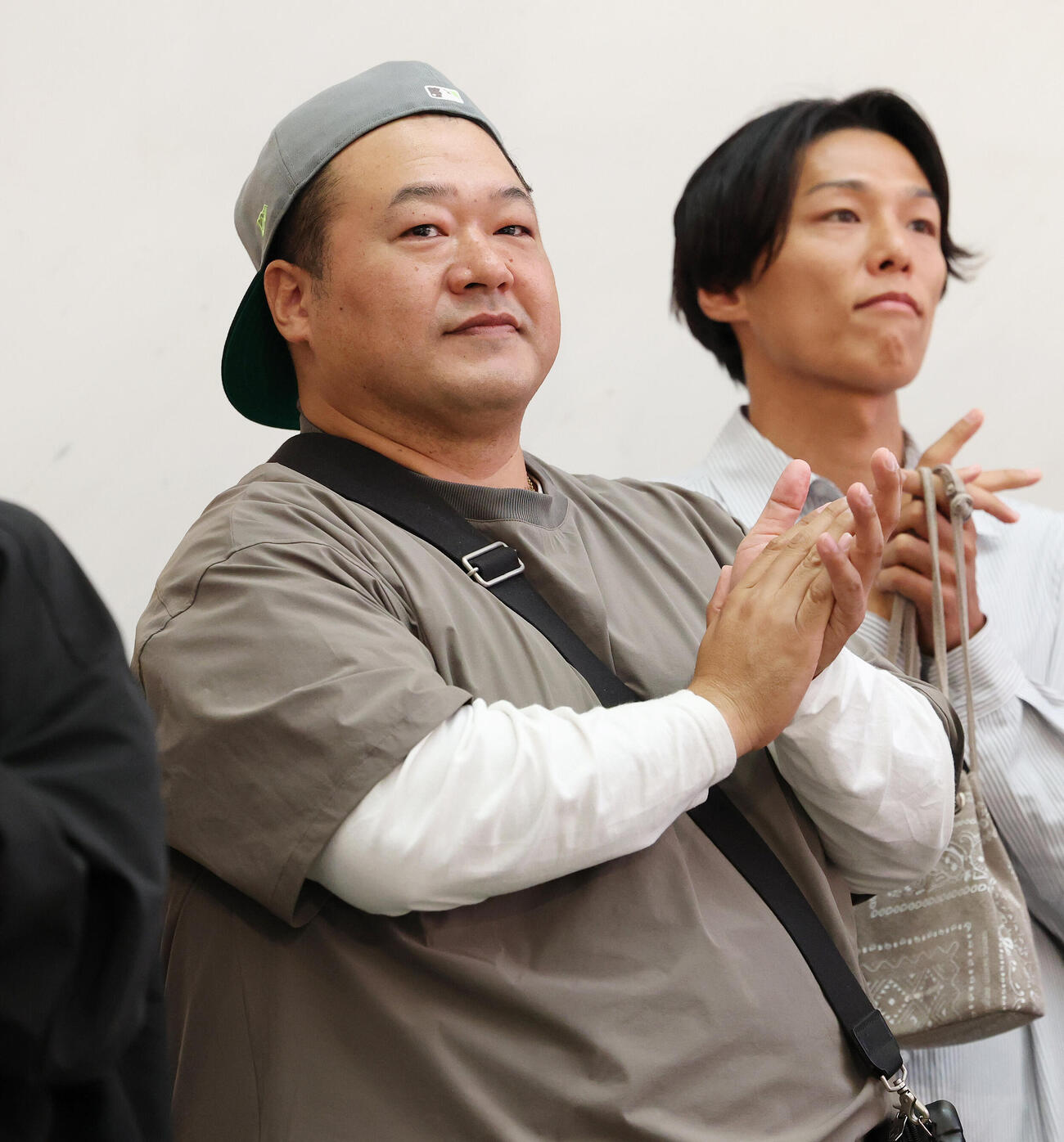 吉田沙保里のデビューシングル発売記念イベントで拍手する豊ノ島（撮影・宮地輝）