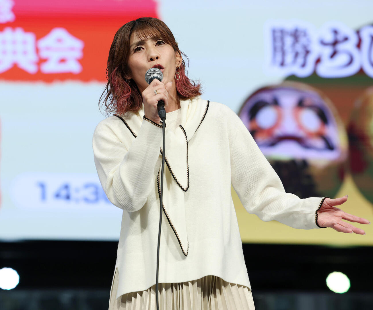デビューシングル発売記念イベントで歌声を披露する吉田沙保里（撮影・宮地輝）