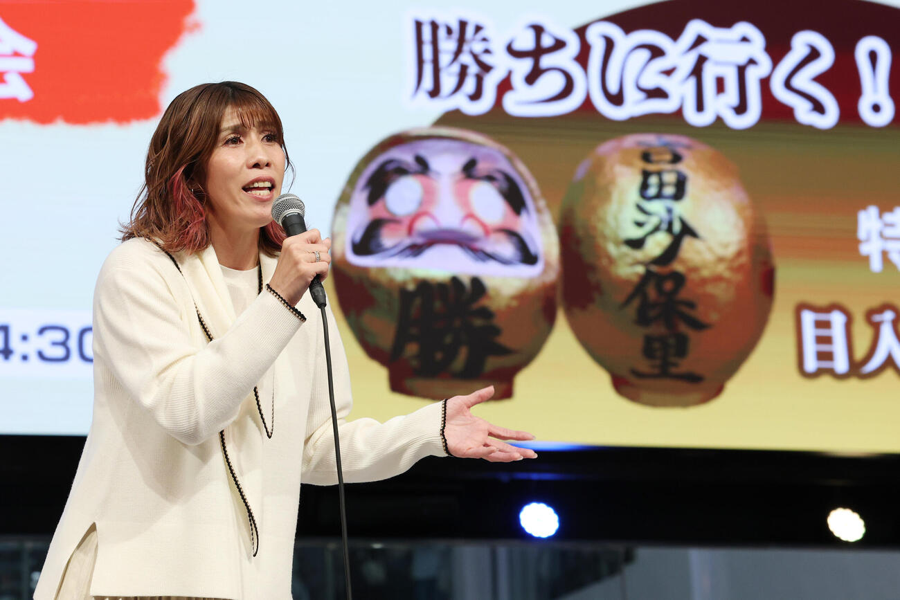 デビューシングル発売記念イベントで歌声を披露する吉田沙保里（撮影・宮地輝）