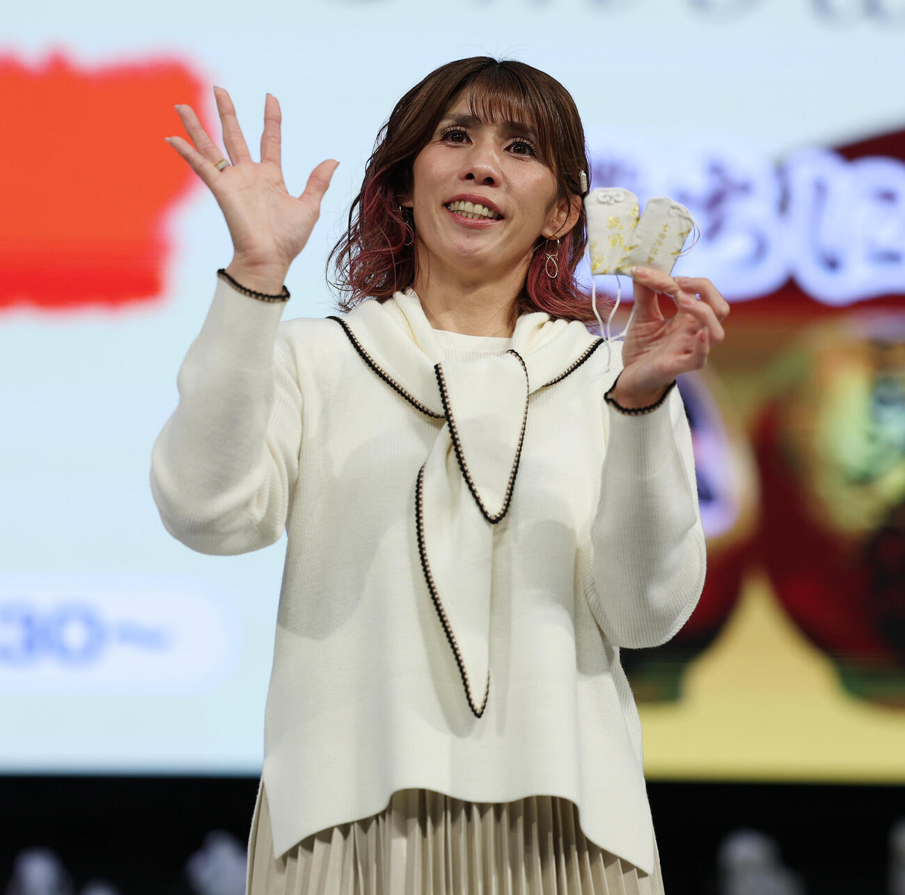 デビューシングル発売記念イベントで手を振る吉田沙保里（撮影・宮地輝）