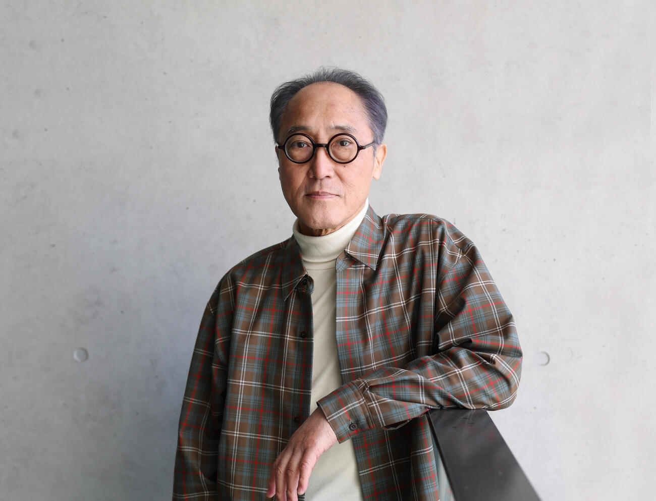 小泉八雲朗読の調べ「思ひ出の記～セツが語ったヘルンの怪談～」に出演する佐野史郎はまっすぐな目でカメラを見つめる（撮影・増田悦実）