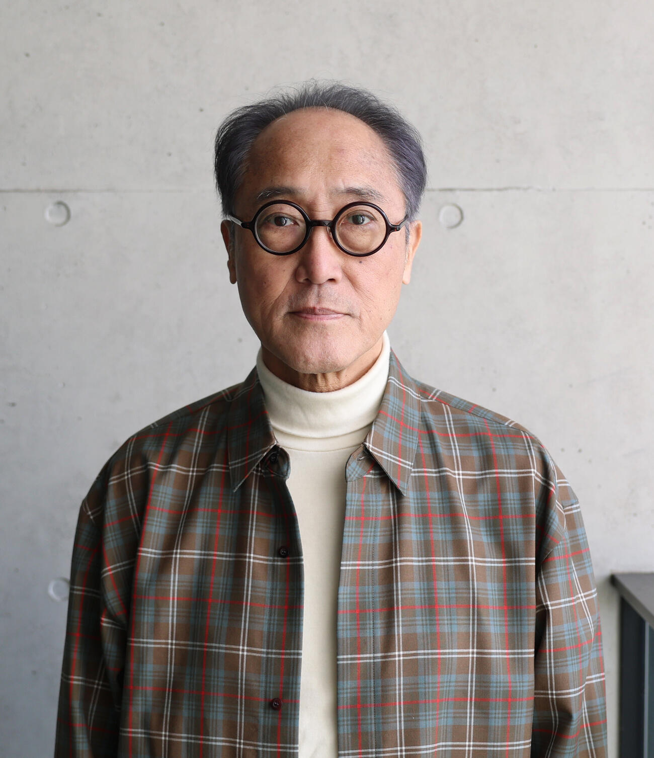 小泉八雲朗読の調べ「思ひ出の記～セツが語ったヘルンの怪談～」に出演する佐野史郎はまっすぐな目でカメラを見つめる（撮影・増田悦実）