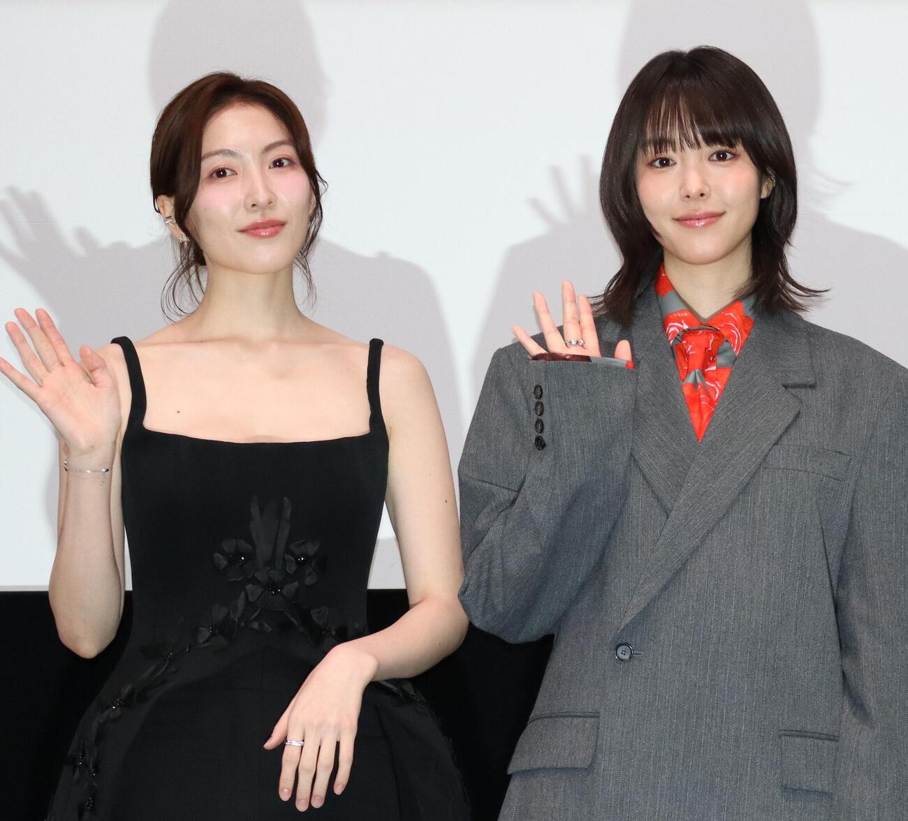 東京国際映画祭で、映画「過怠」の舞台あいさつに登壇した知英（左）、唐田えりか