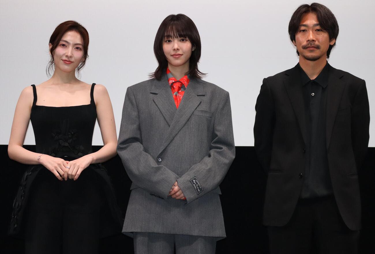 東京国際映画祭で、映画「過怠」の舞台あいさつに登壇した左から、知英、唐田えりか、知英、山本英監督
