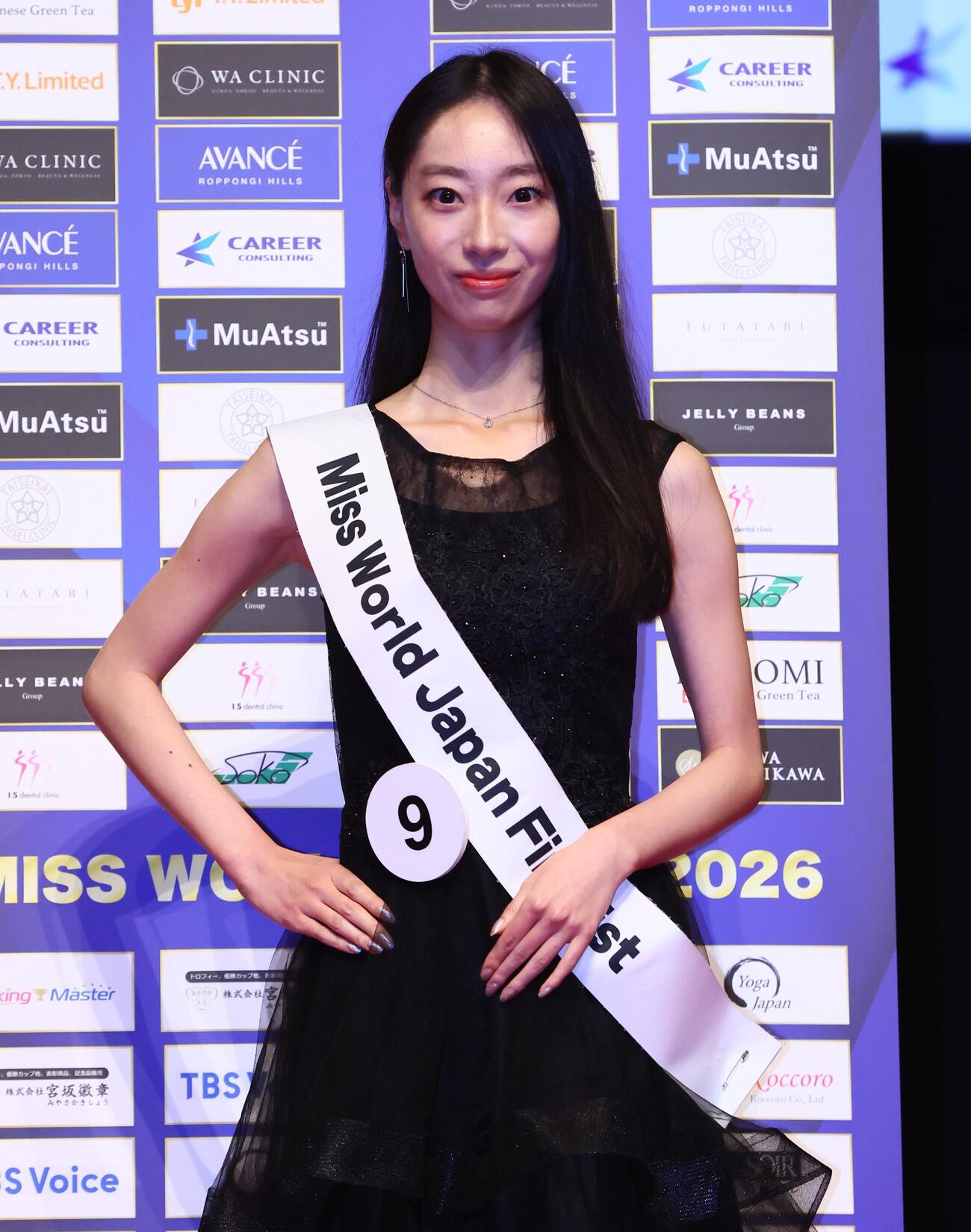 ミス・ワールド・ジャパン2026「ファイナリスト発表会見」でポーズをとる飯野智美（撮影・黒川智章）
