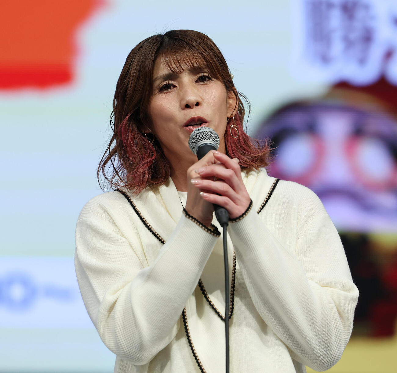 デビューシングル発売記念イベントで歌声を披露する吉田沙保里（撮影・宮地輝）
