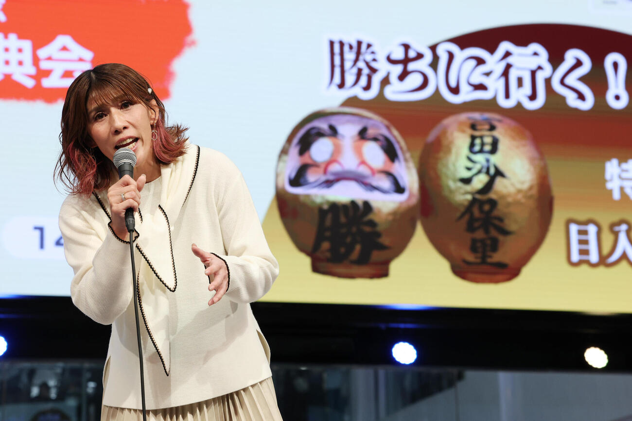 デビューシングル発売記念イベントで歌声を披露する吉田沙保里（撮影・宮地輝）