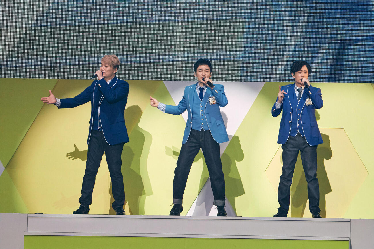 新曲「いけても無理でも」「ダイヤモンドカット」をデジタル配信リリースする、左から、香取慎吾、草彅剛、稲垣吾郎