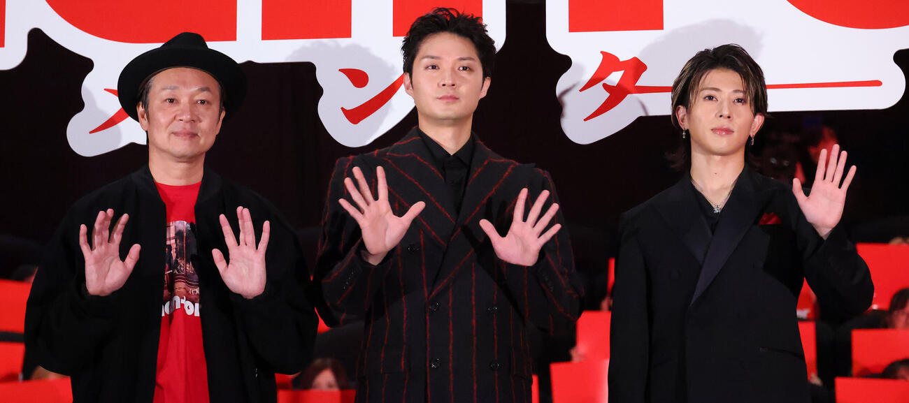 映画「mentor」舞台あいさつを行う、左から吉田恵輔監督、磯村勇斗、末澤誠也（撮影・中島郁夫）