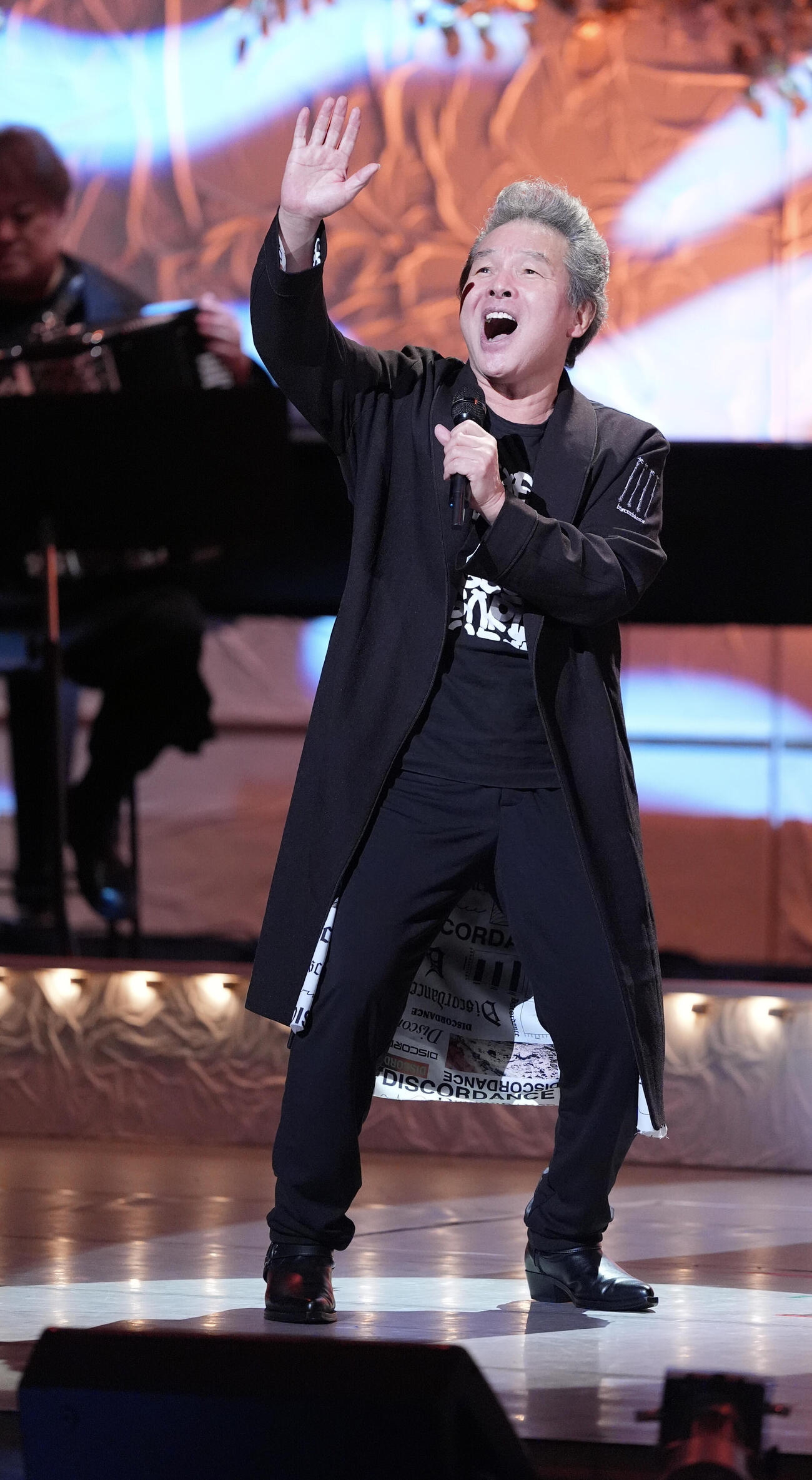 日本歌手協会「第53回歌謡祭」〜芸能の聖地・浅草の地から〜、で「あしたのジョー」を熱唱する尾藤イサオ（撮影・小沢裕）